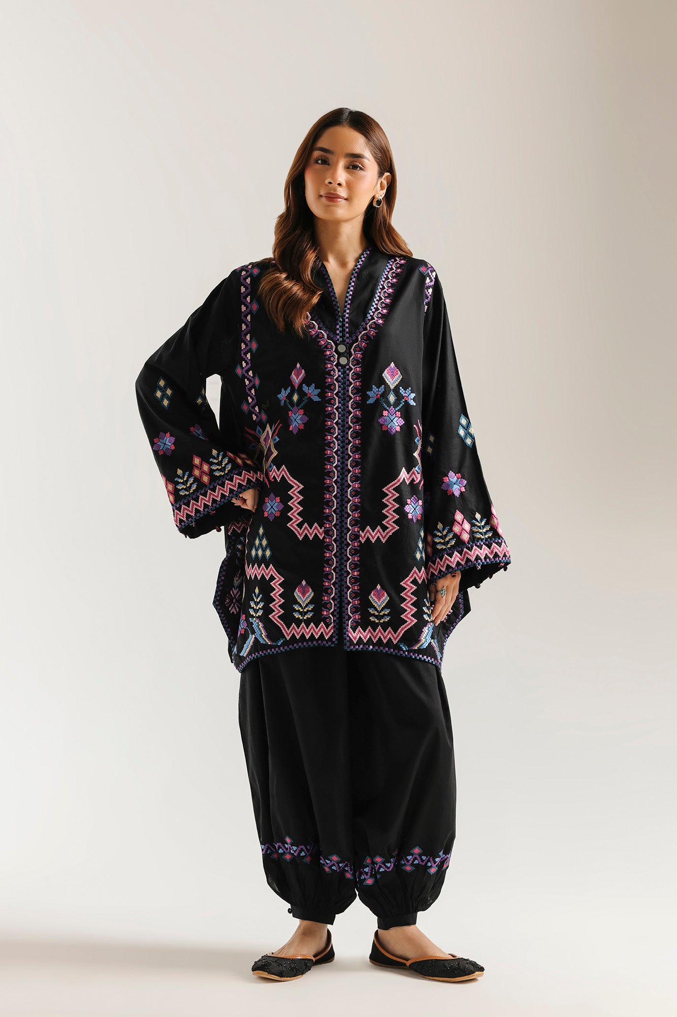 EMBROIDERED SUIT (E4452/103/901)