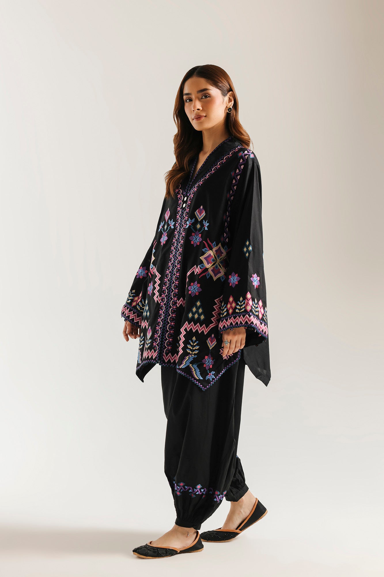 EMBROIDERED SUIT (E4452/103/901)