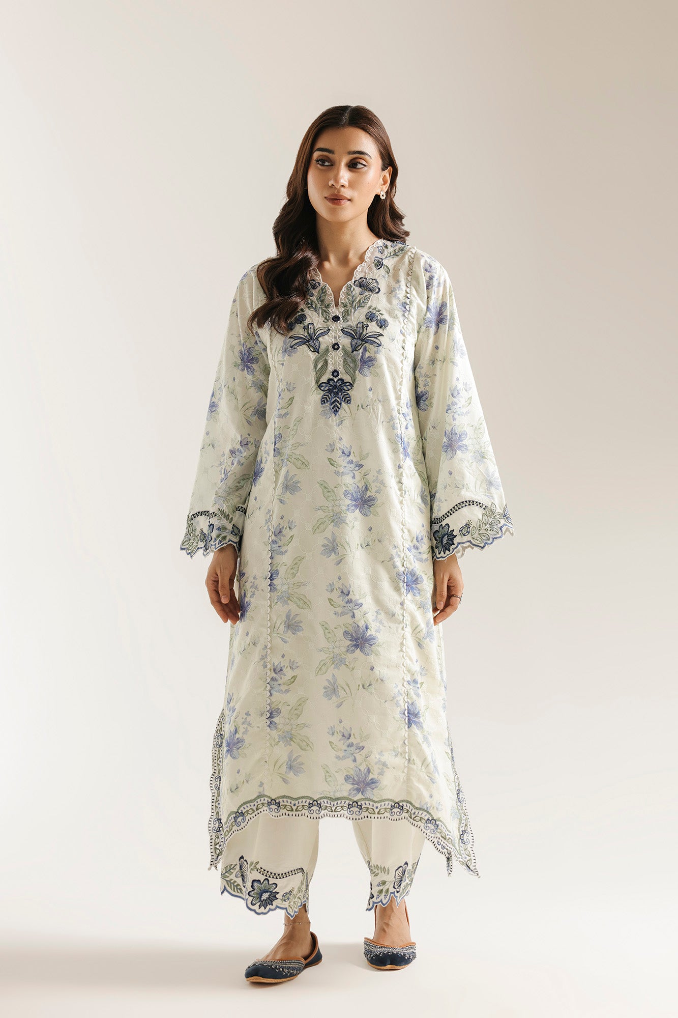 EMBROIDERED SUIT (E4458/103/130)