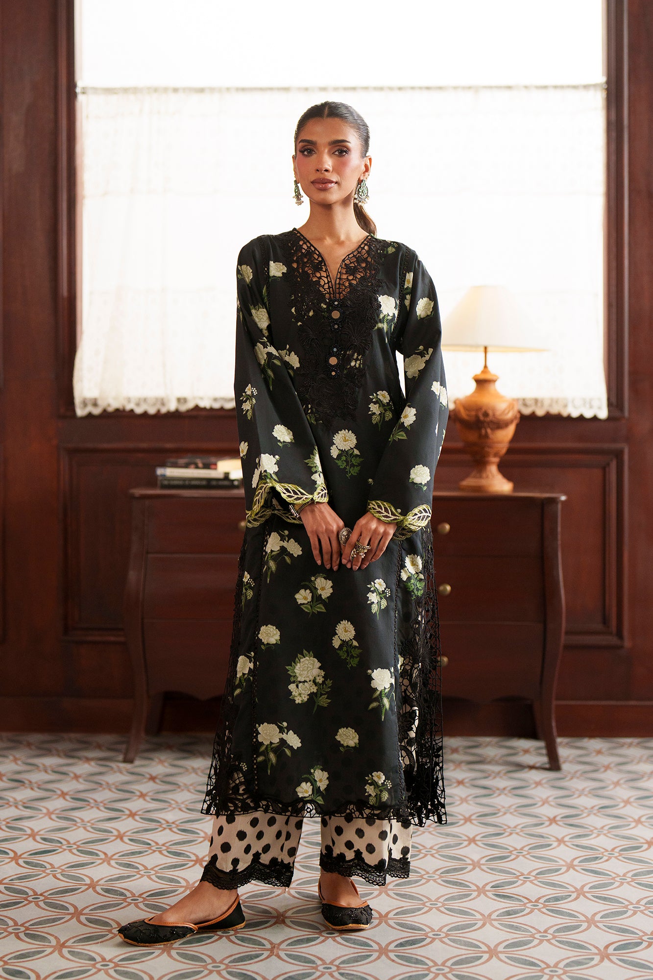 EMBROIDERED SUIT (E4526/103/901)