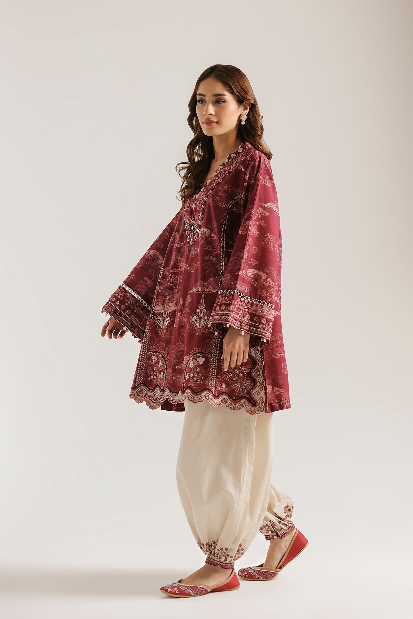 EMBROIDERED SUIT (E4529/103/402)