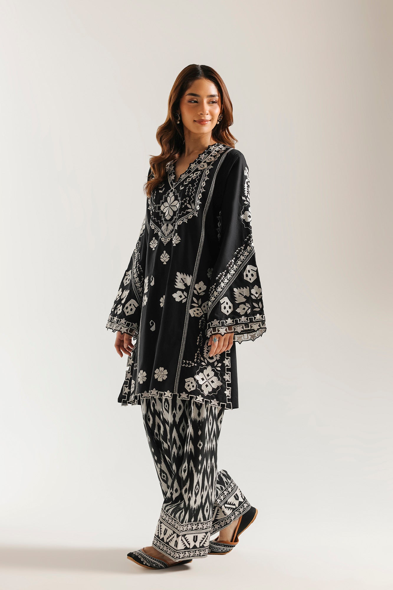 EMBROIDERED SUIT (E4537/103/902)