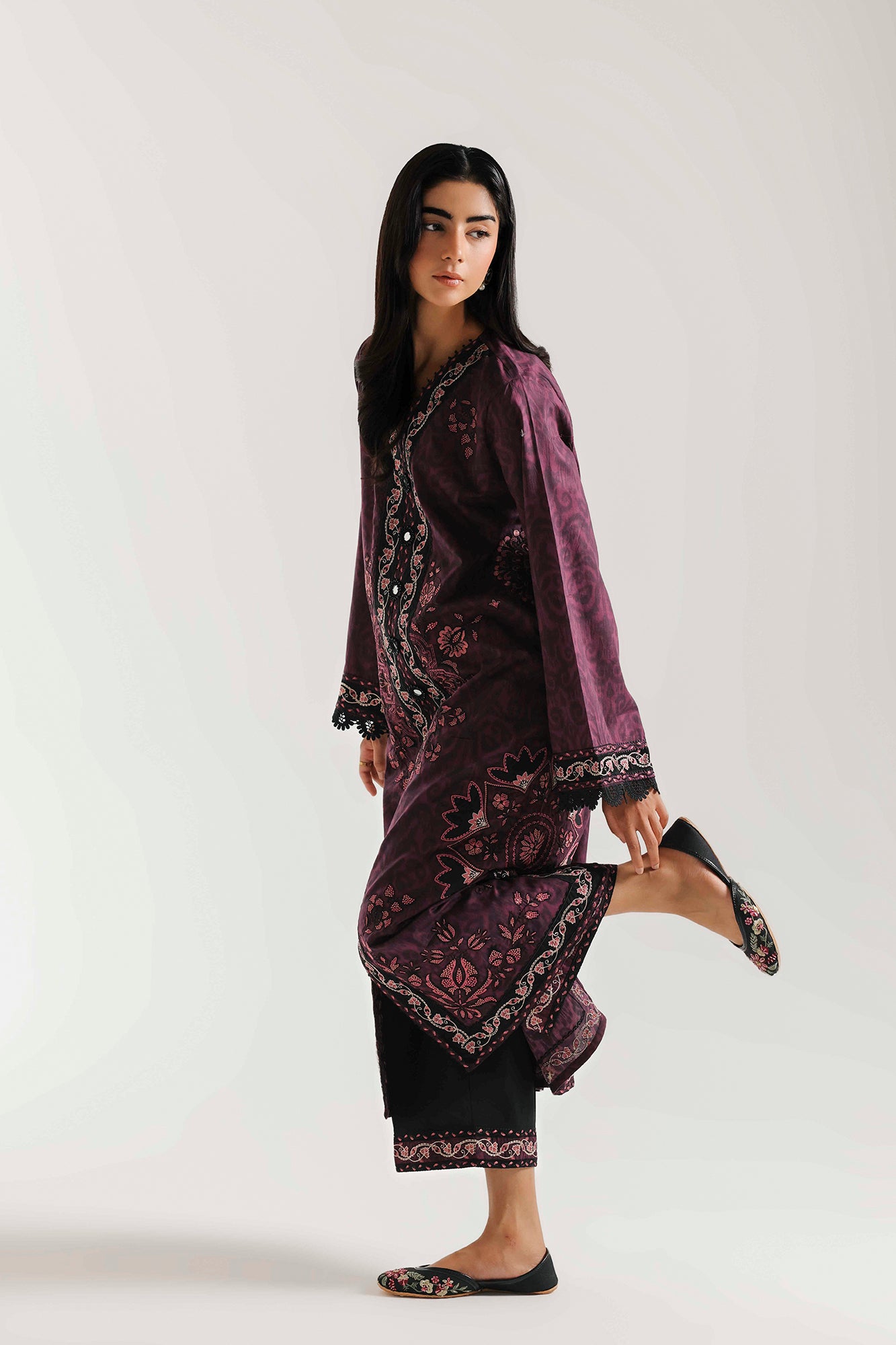 EMBROIDERED SUIT (E4548/103/516)