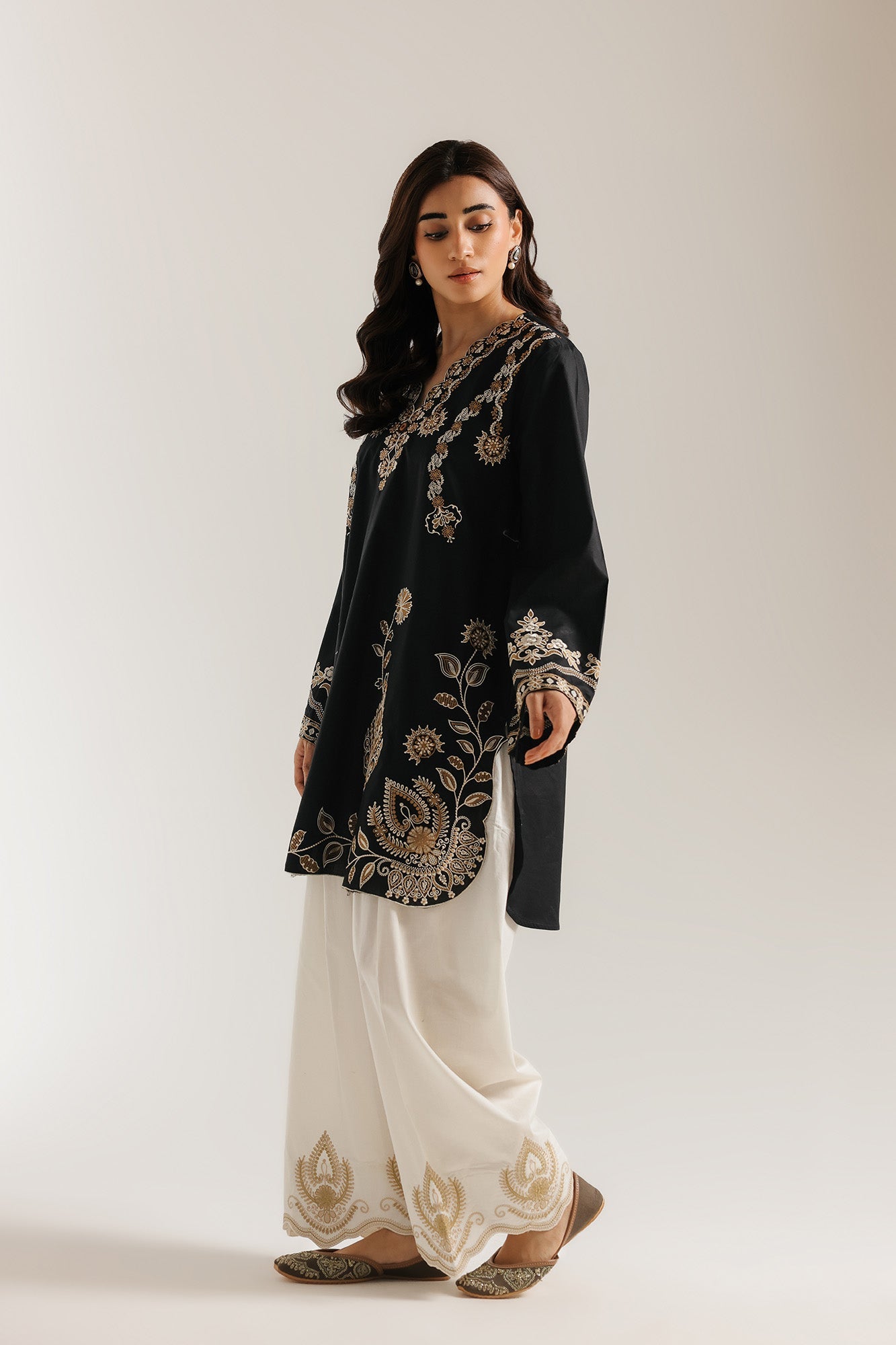 EMBROIDERED SUIT (E4552/103/901)