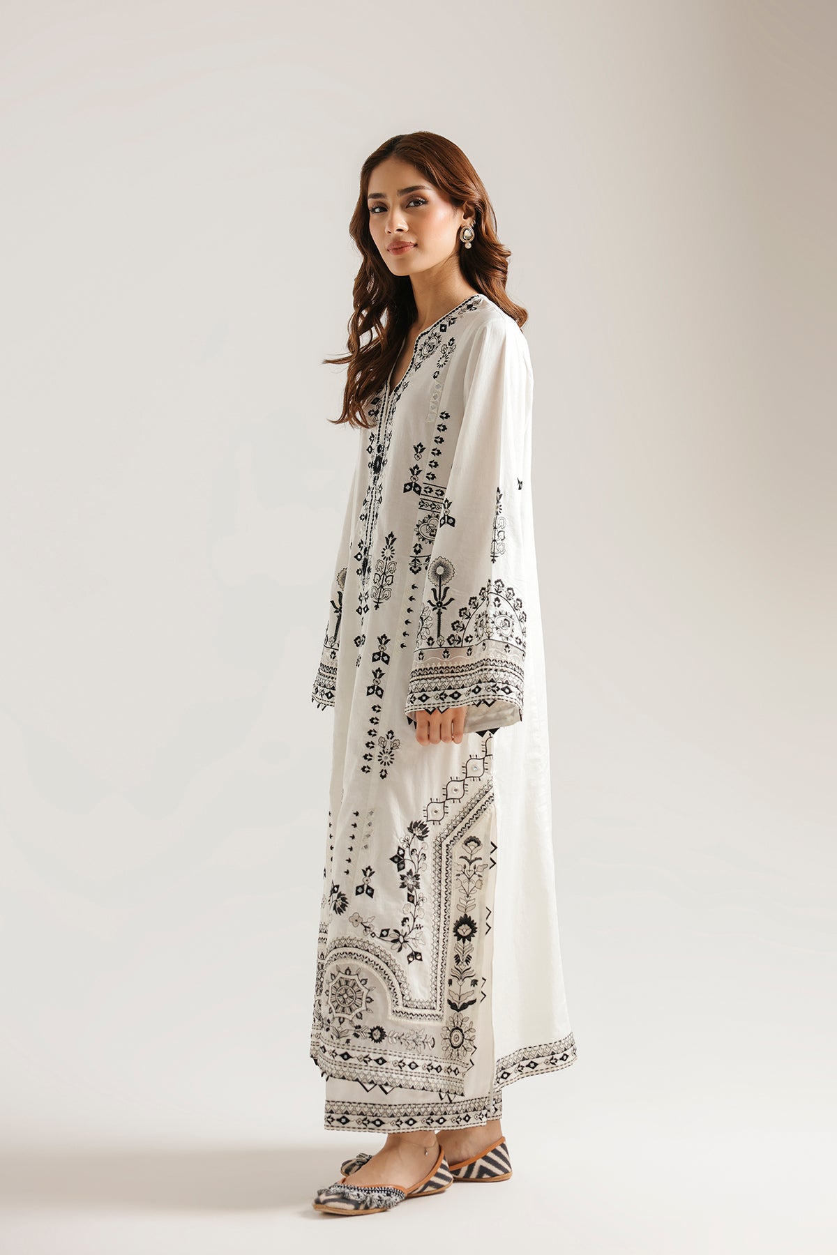EMBROIDERED SUIT (E4601/103/003)