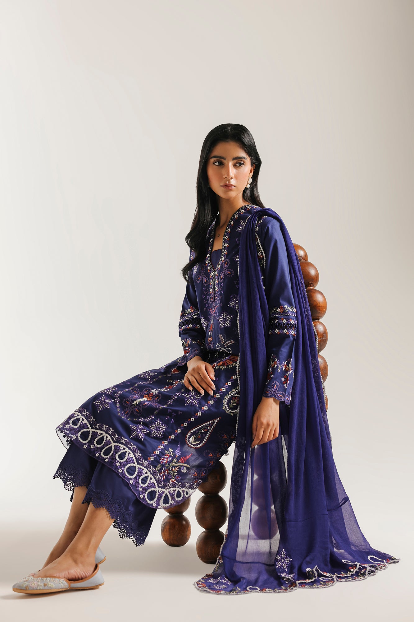 EMBROIDERED SUIT (E4608/103/623)