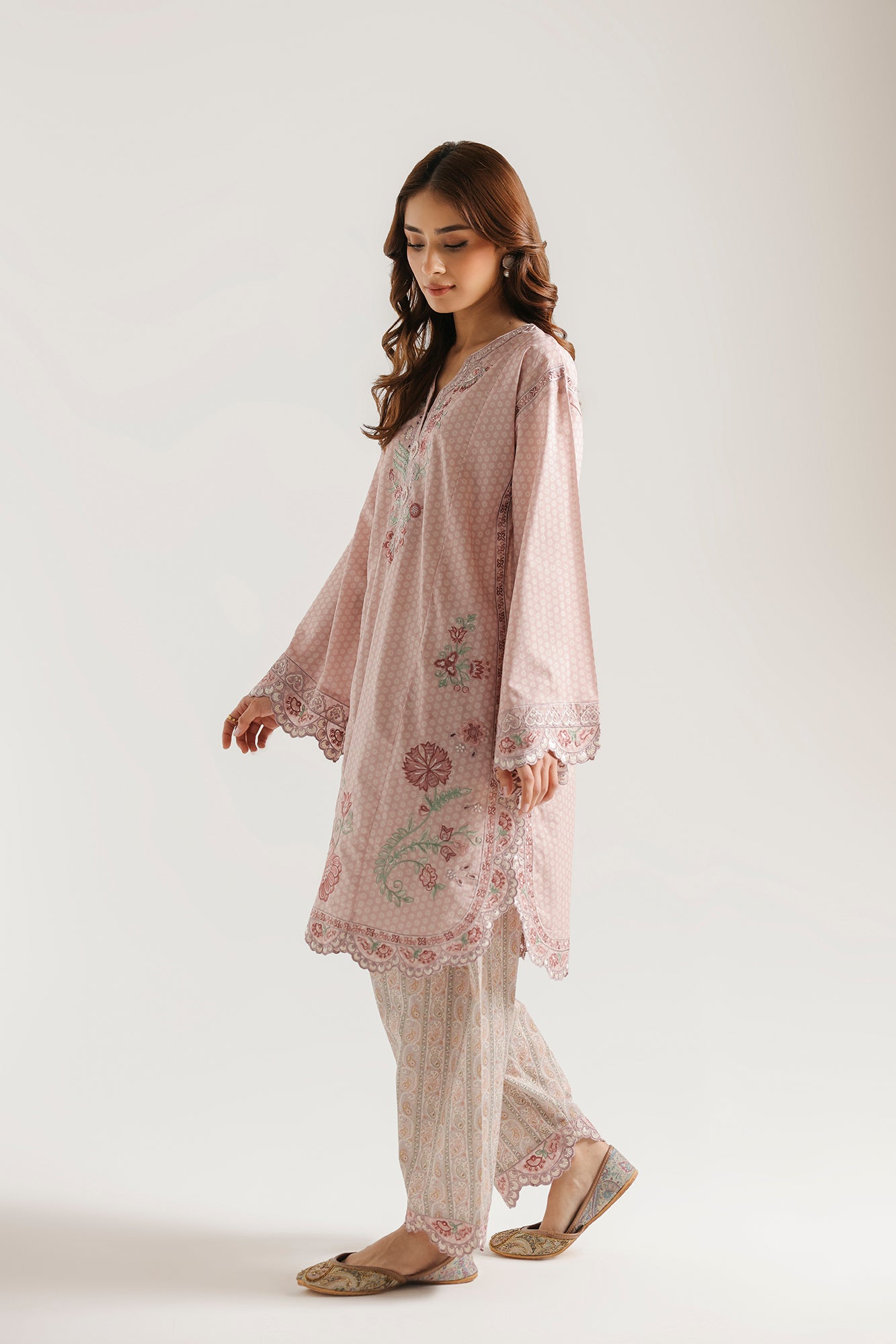 EMBROIDERED SUIT (E4622/103/329)