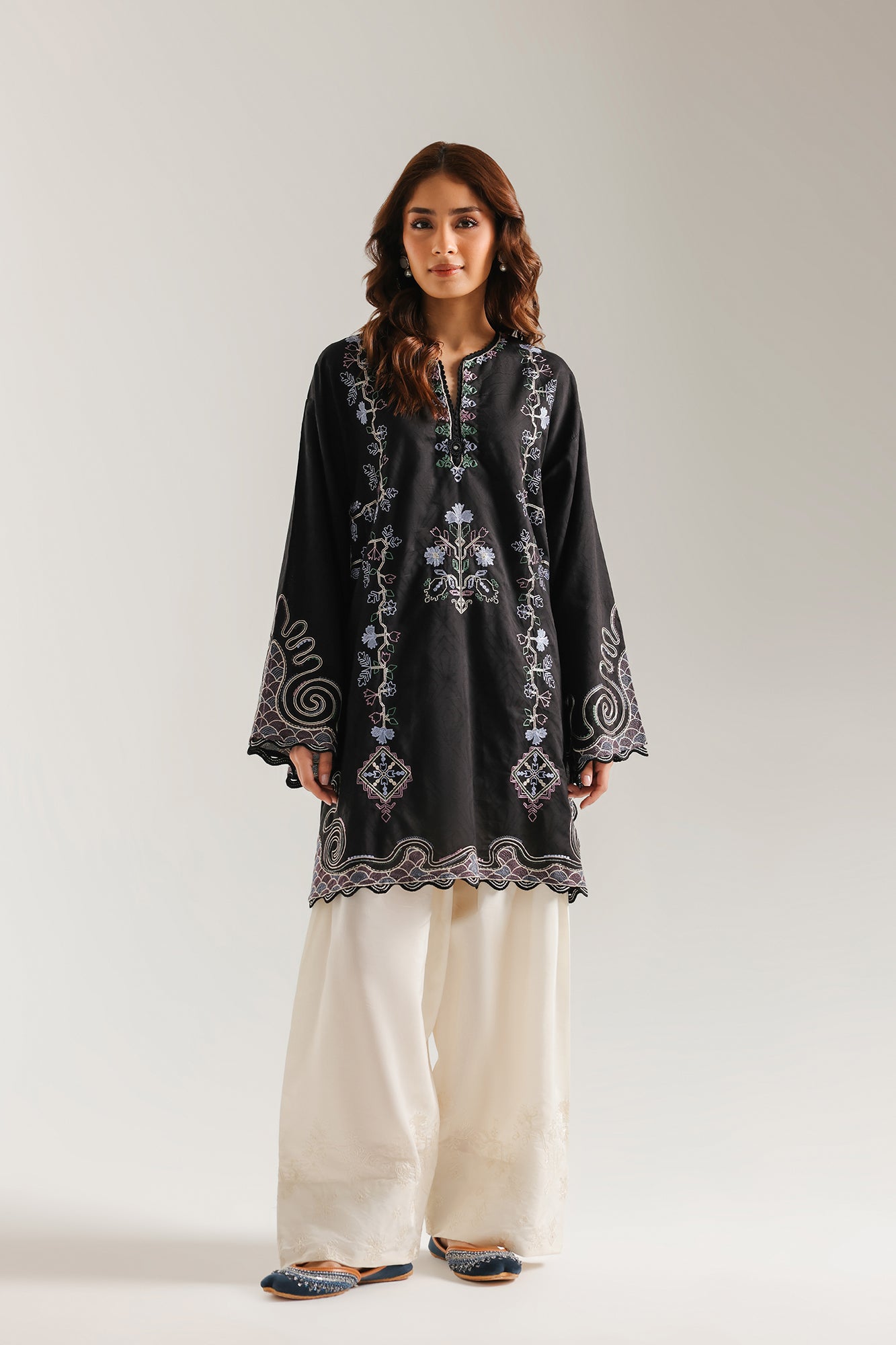 EMBROIDERED SUIT (E4631/103/901)