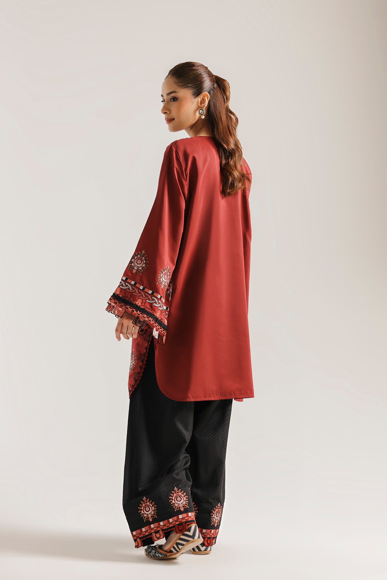 EMBROIDERED SUIT (E4633/103/306)