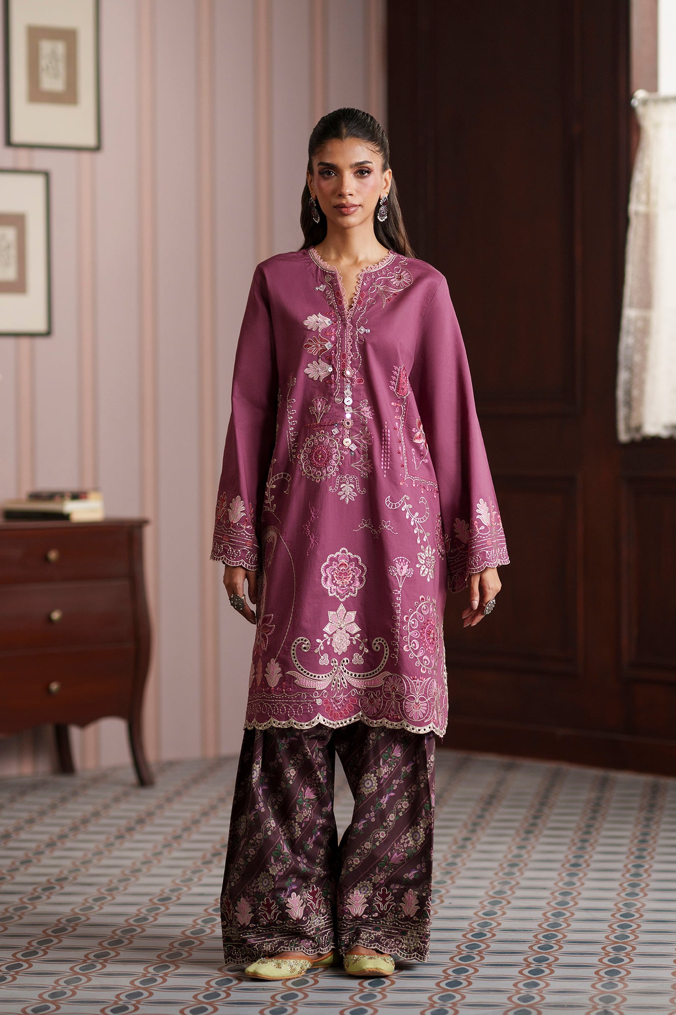 EMBROIDERED SUIT (E4635/103/527)