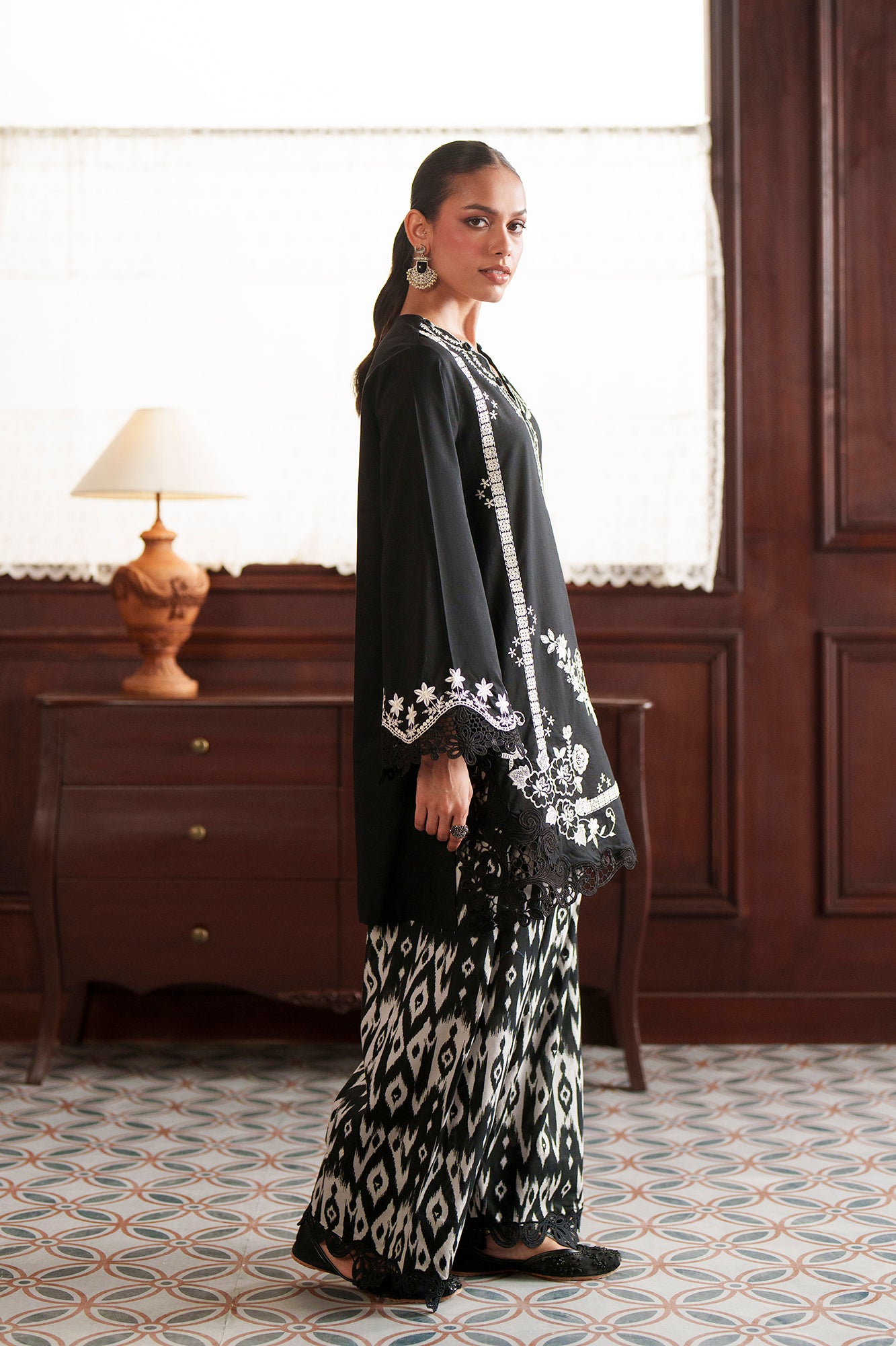 EMBROIDERED SUIT (E4645/103/901)