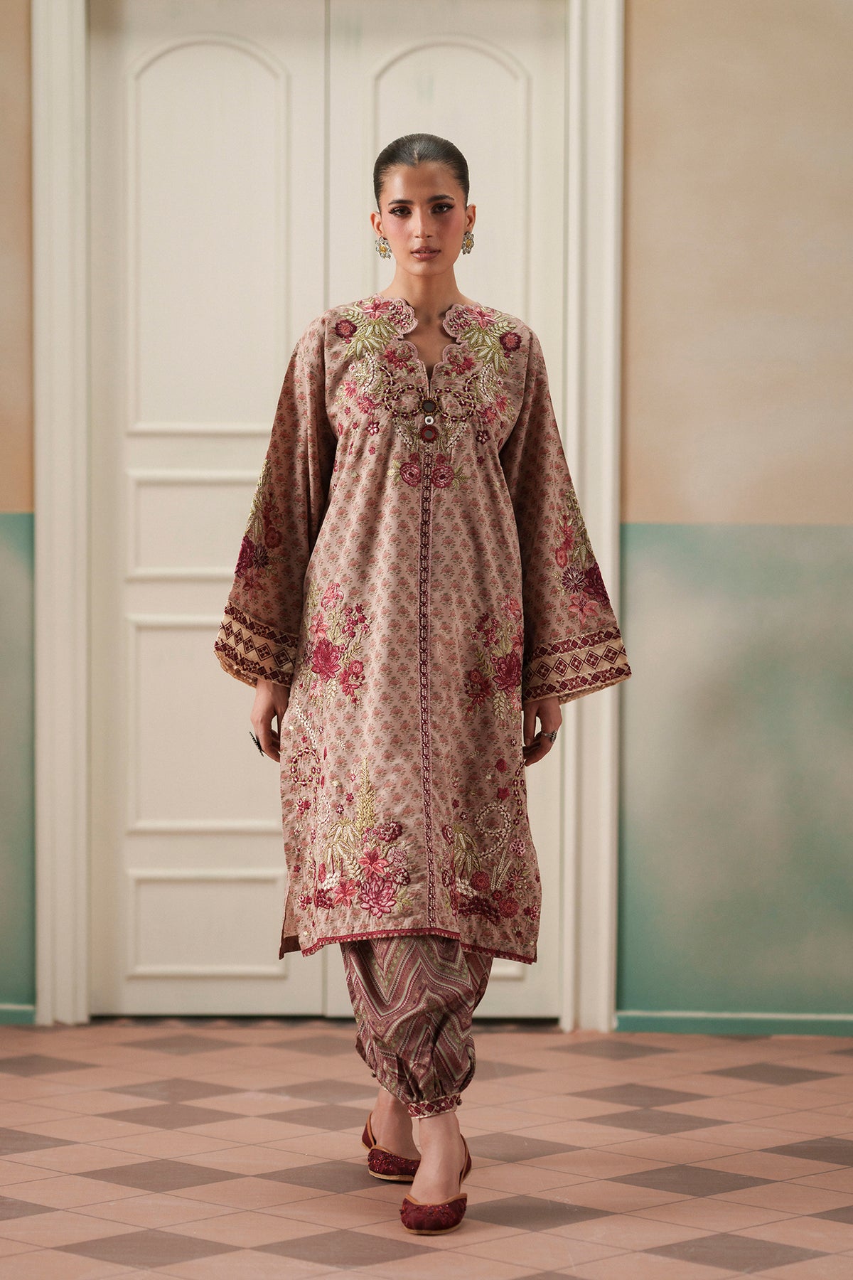 EMBROIDERED SUIT (E4720/103/426)