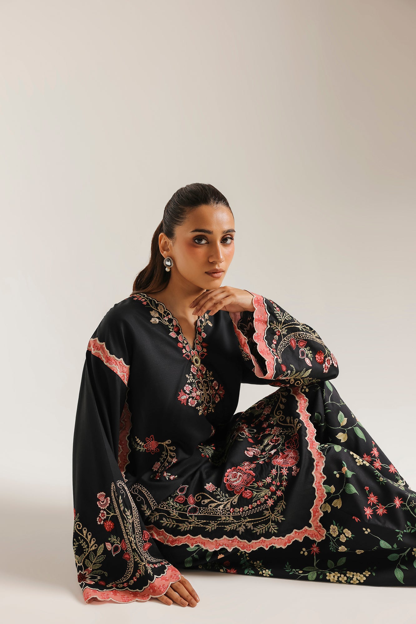 EMBROIDERED SUIT (E4763/103/901)