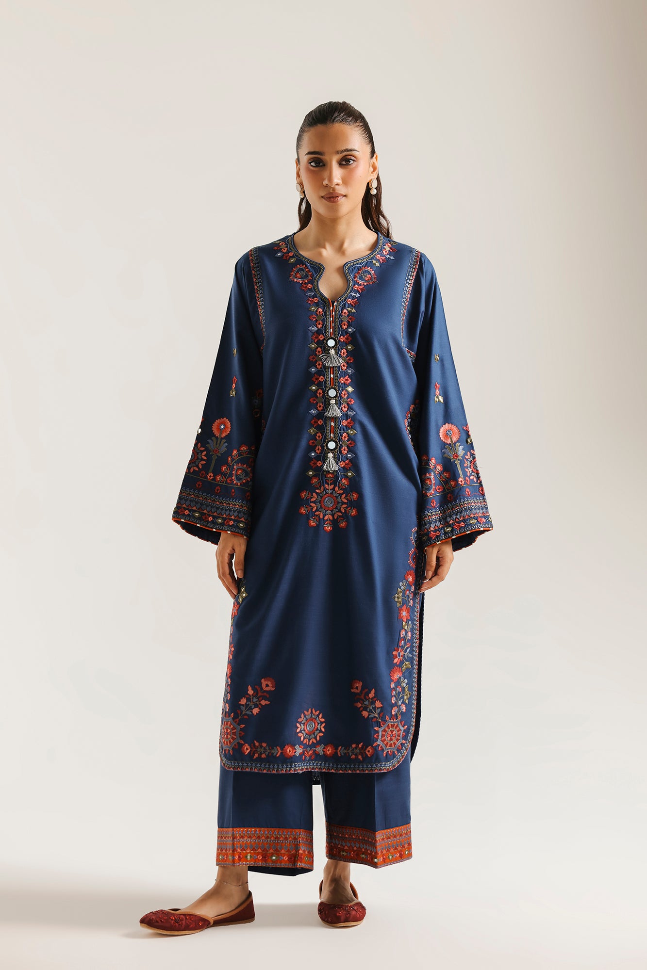EMBROIDERED SUIT (E4768/103/618)