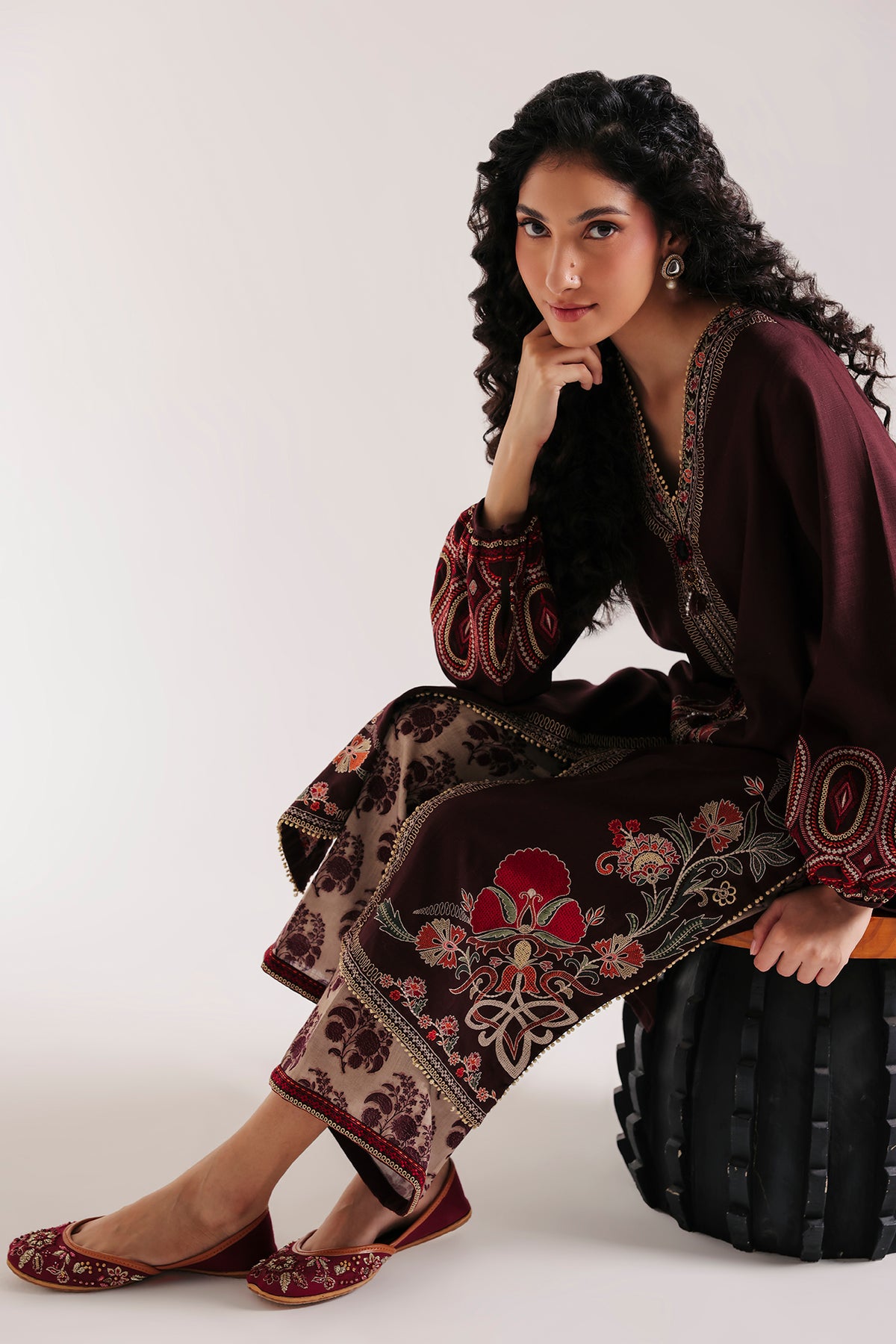 EMBROIDERED SUIT (E4899-103-816)