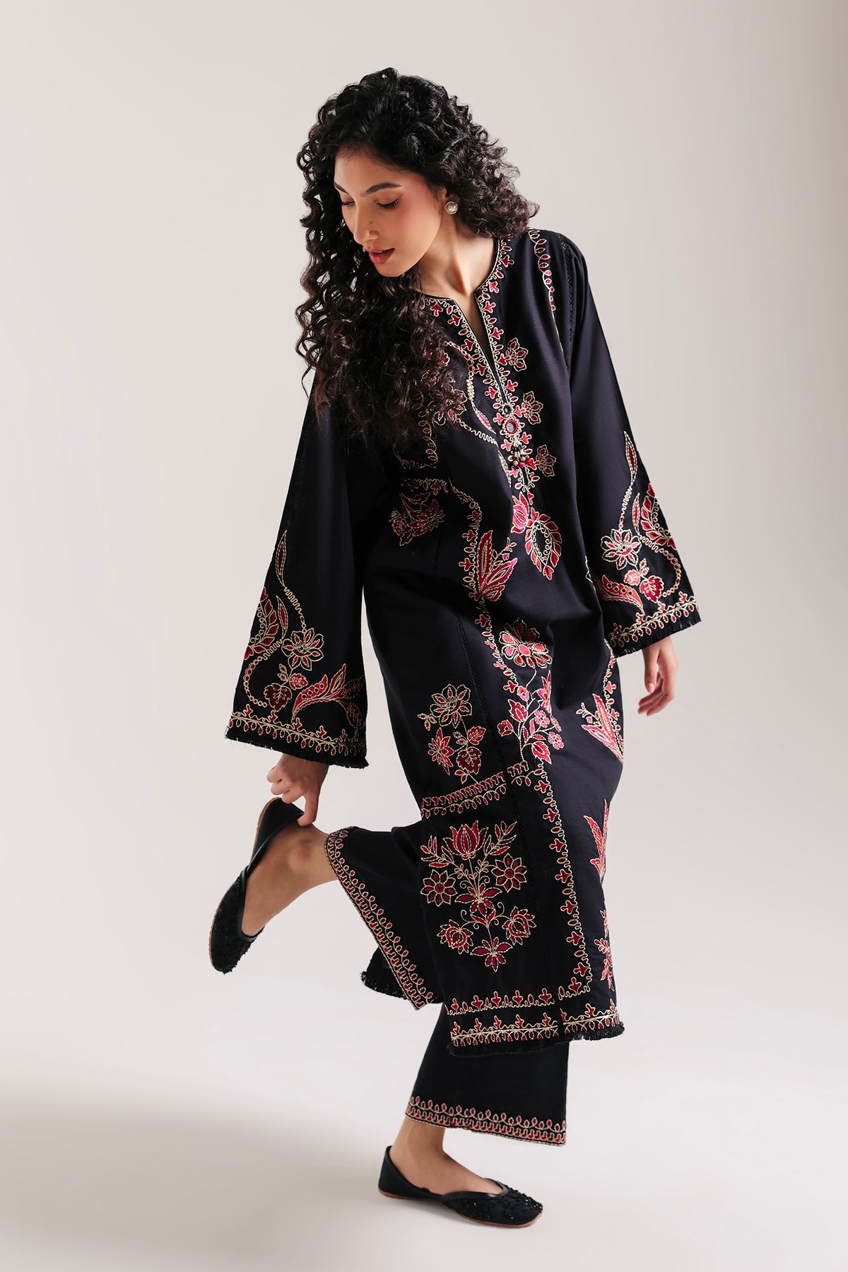 EMBROIDERED SUIT (E4945-103-901)
