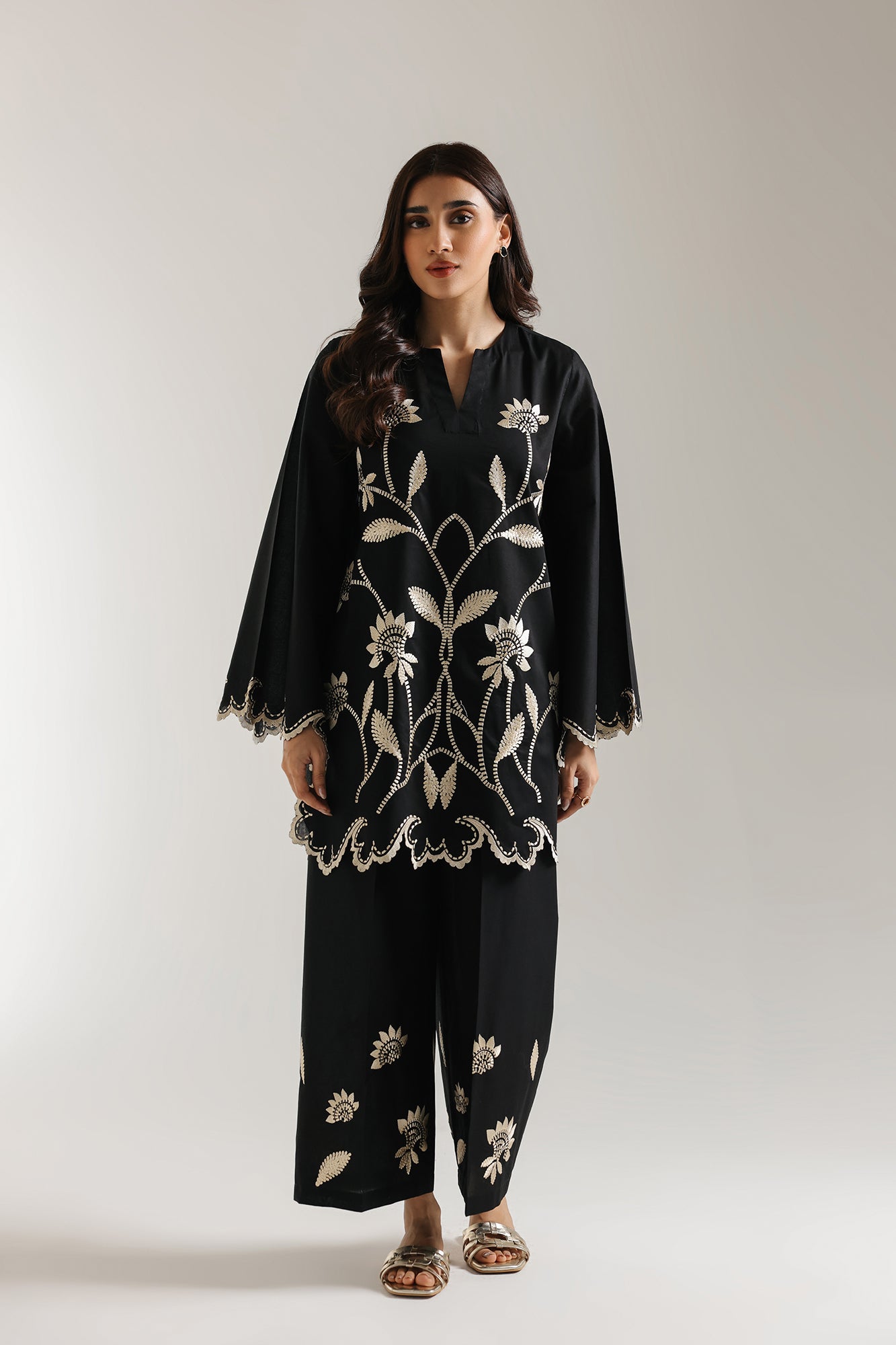 EMBROIDERED SUIT (E102/902/6110)