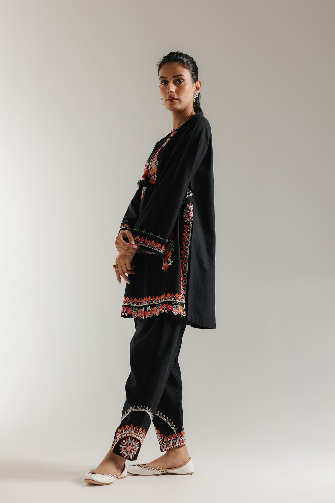 EMBROIDERED SUIT (E6147/102/901)