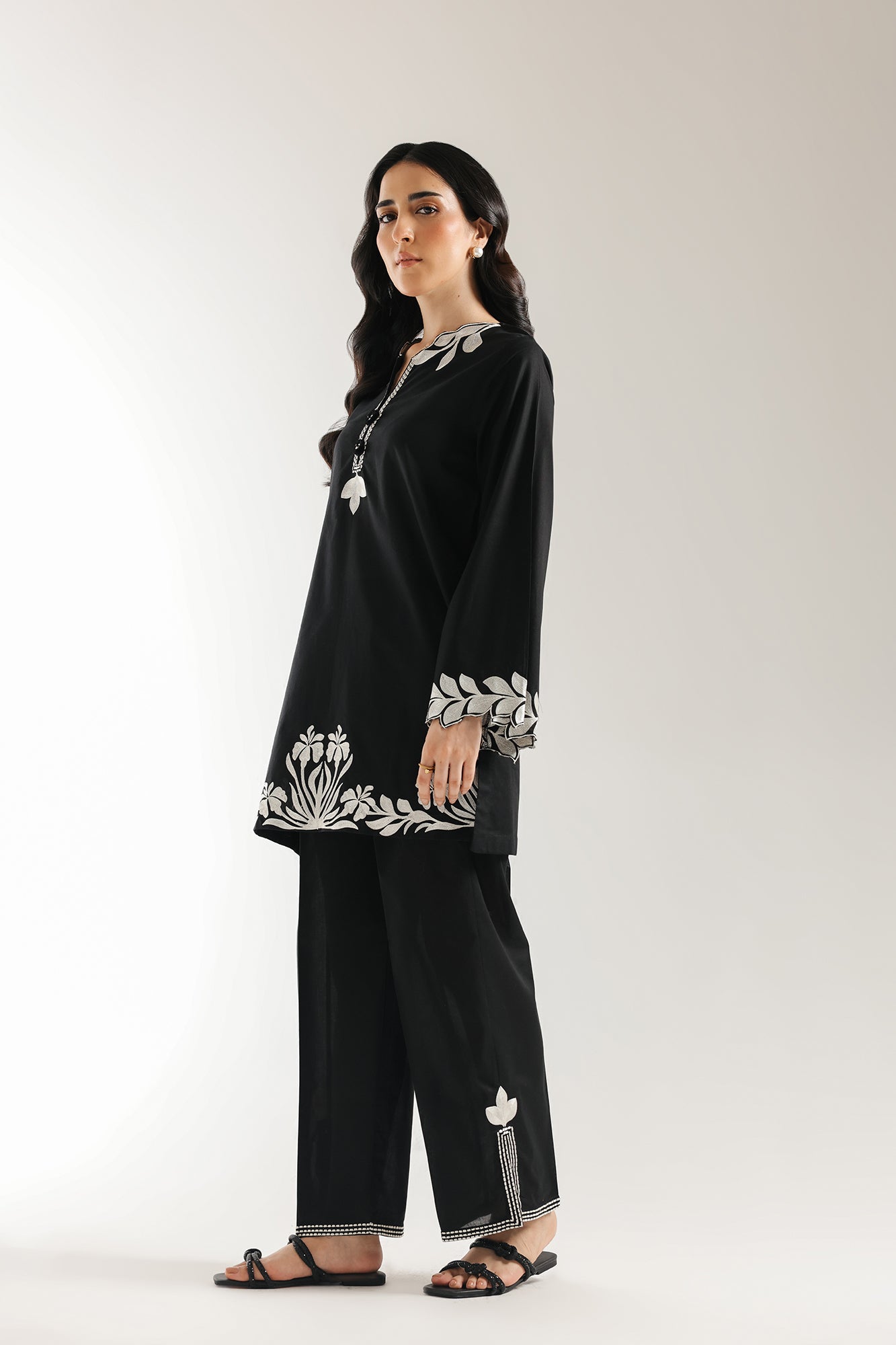 EMBROIDERED SUIT (E6233/102/902)