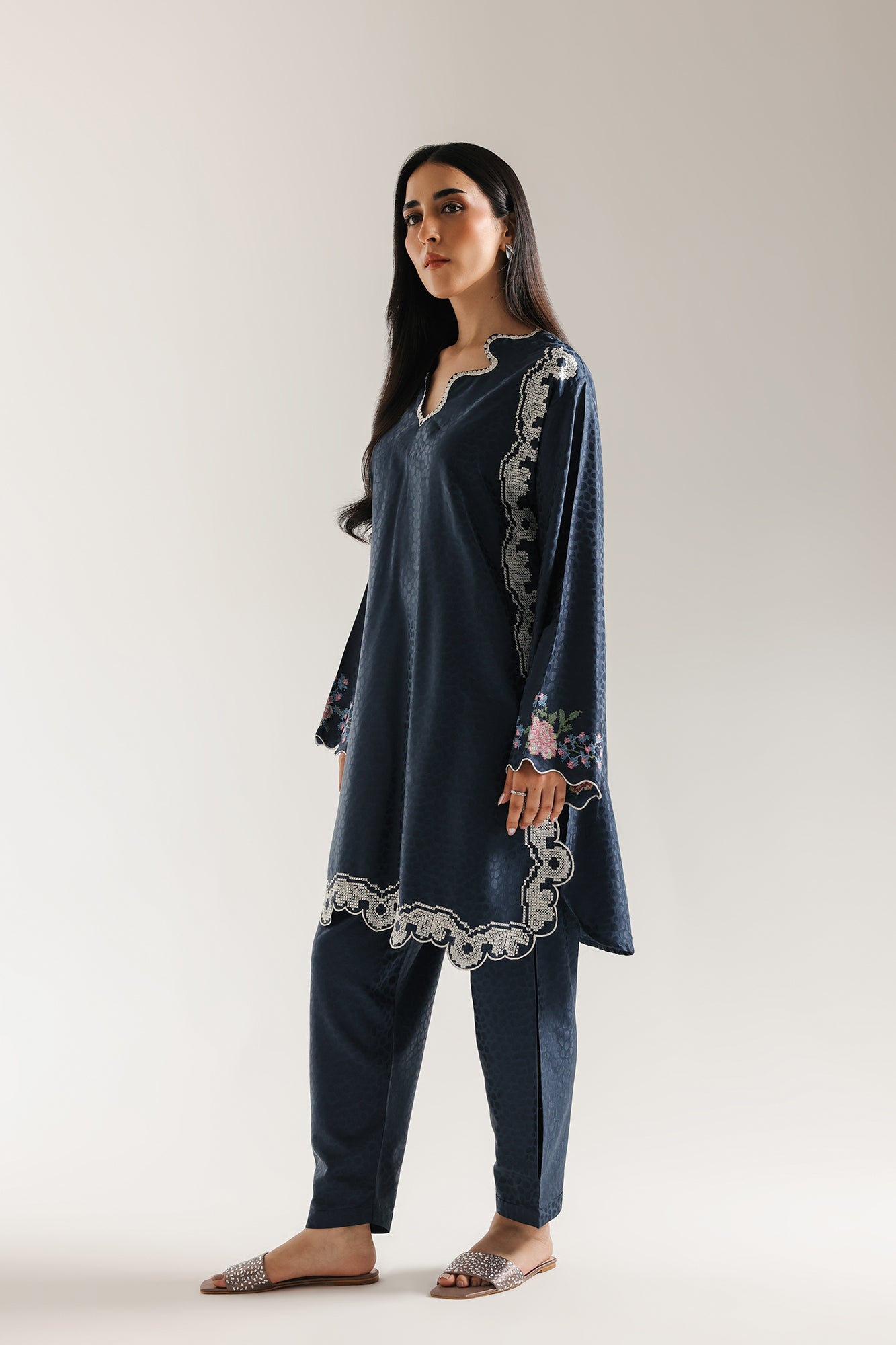 EMBROIDERED SUIT (E6630/102/621)
