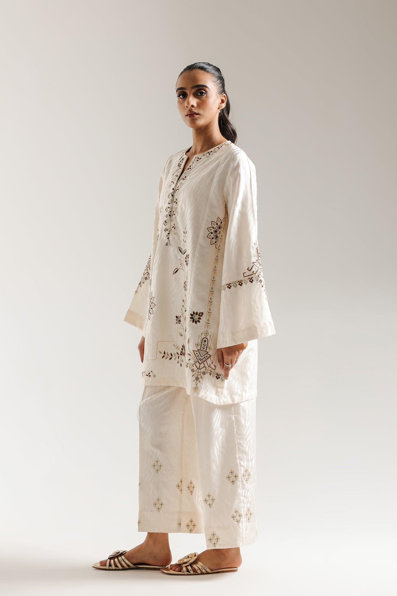 EMBROIDERED SUIT (E6951/102/002)