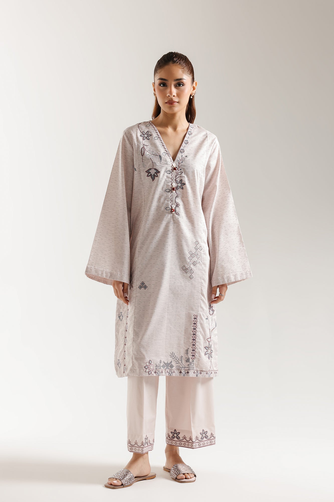 EMBROIDERED SUIT (E6978/102/330)