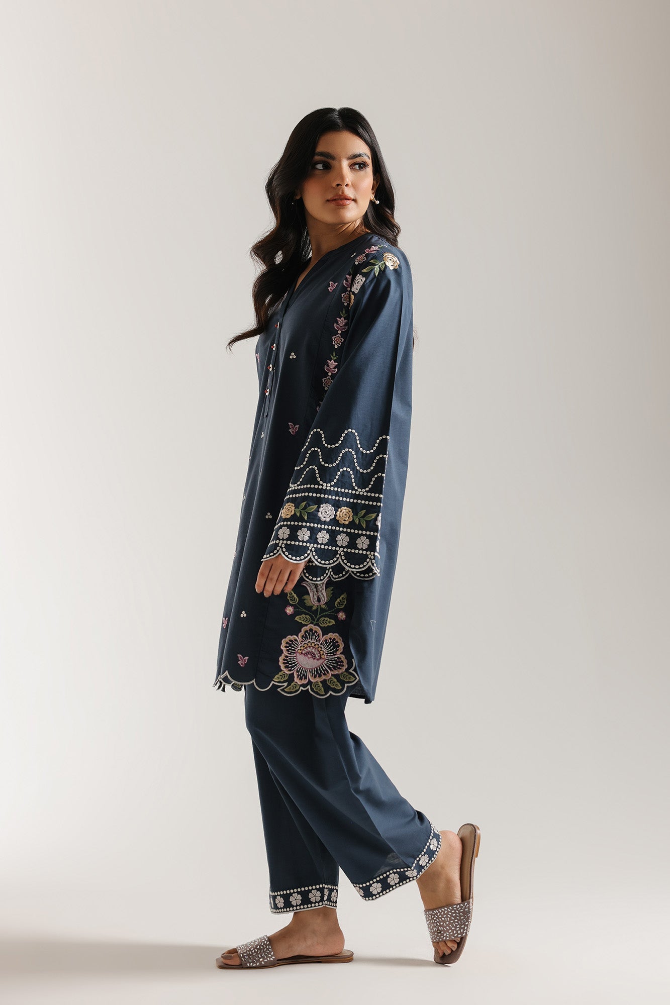 EMBROIDERED SUIT (E7006/102/622)