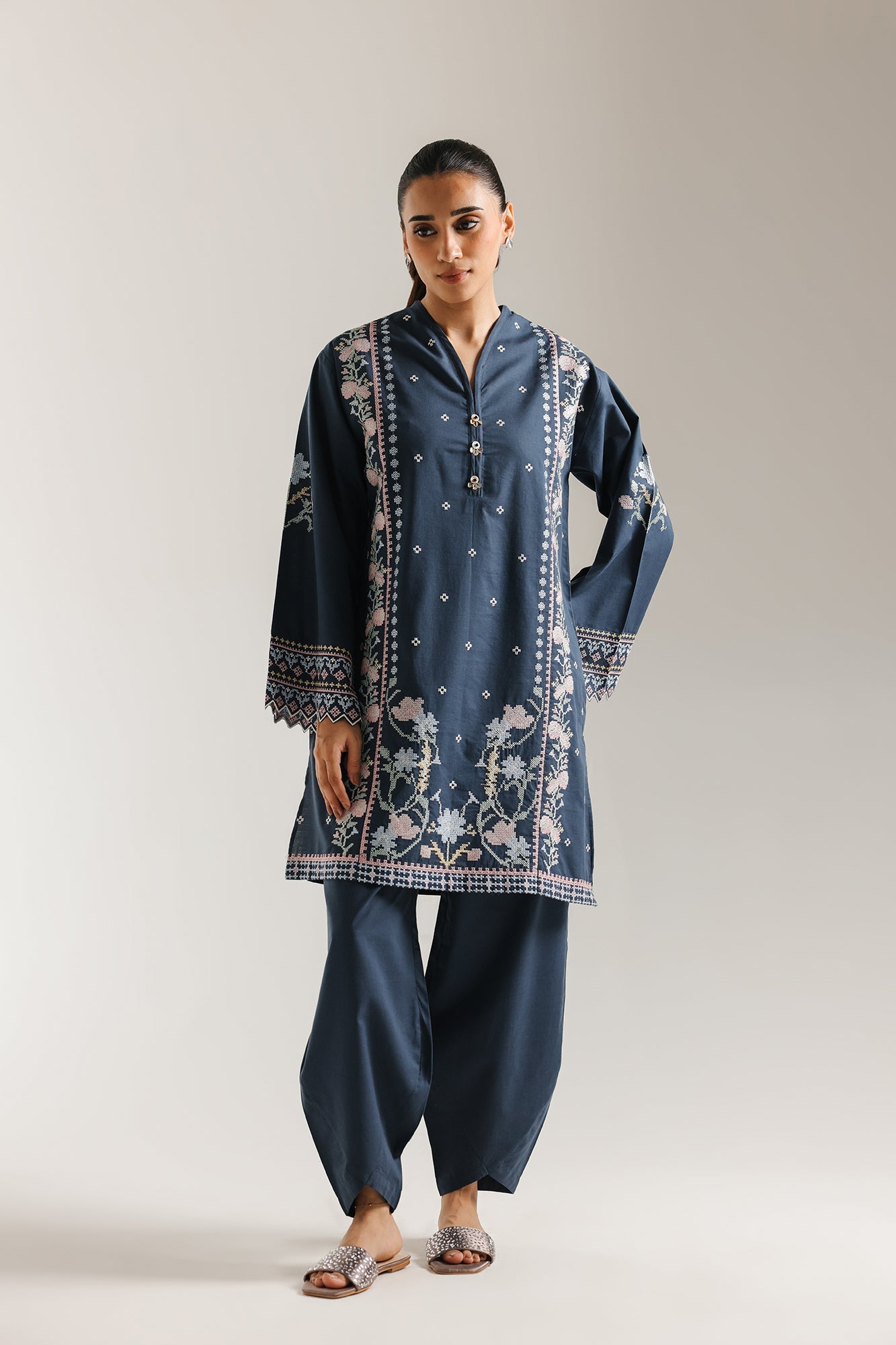 EMBROIDERED SUIT (E7007/102/622)