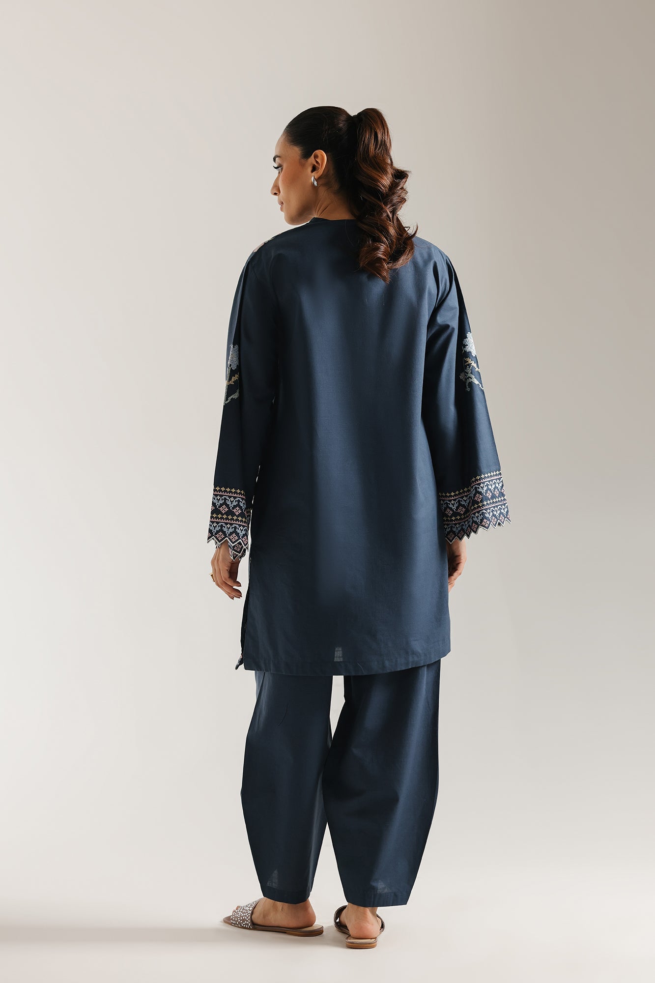 EMBROIDERED SUIT (E7007/102/622)