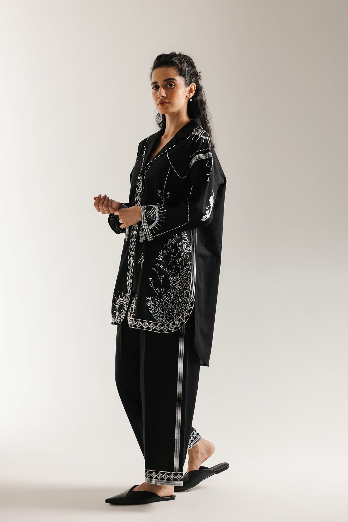 EMBROIDERED SUIT (E7038/102/902)