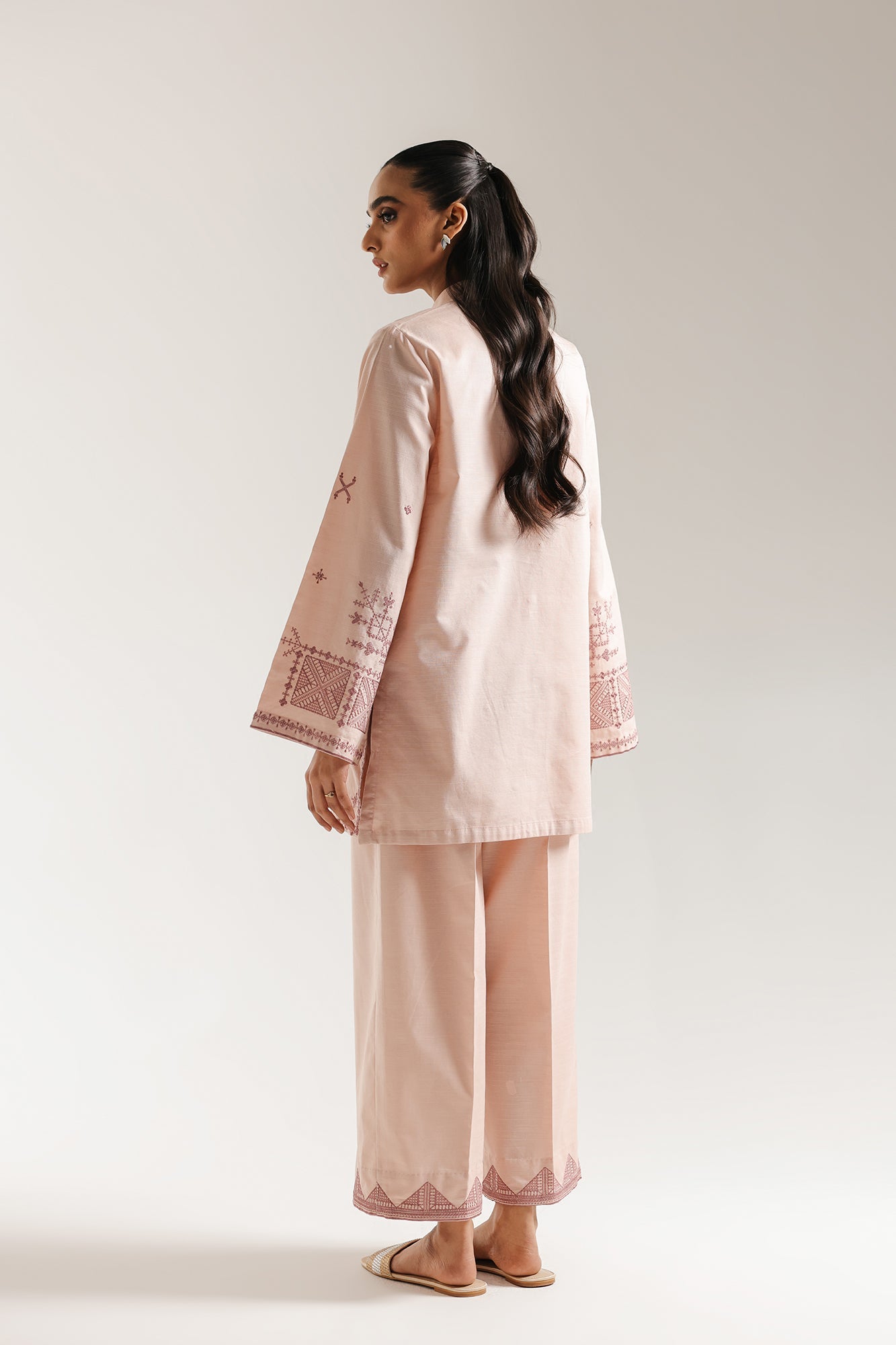 EMBROIDERED SUIT (E7039/102/330)