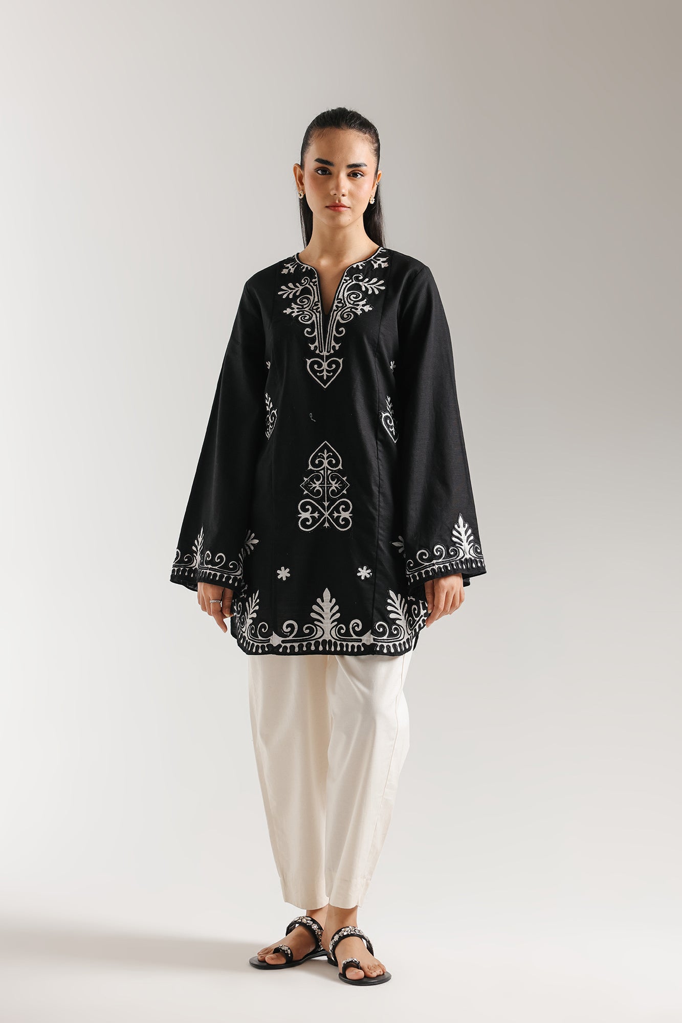 EMBROIDERED SUIT (E7041/102/901)