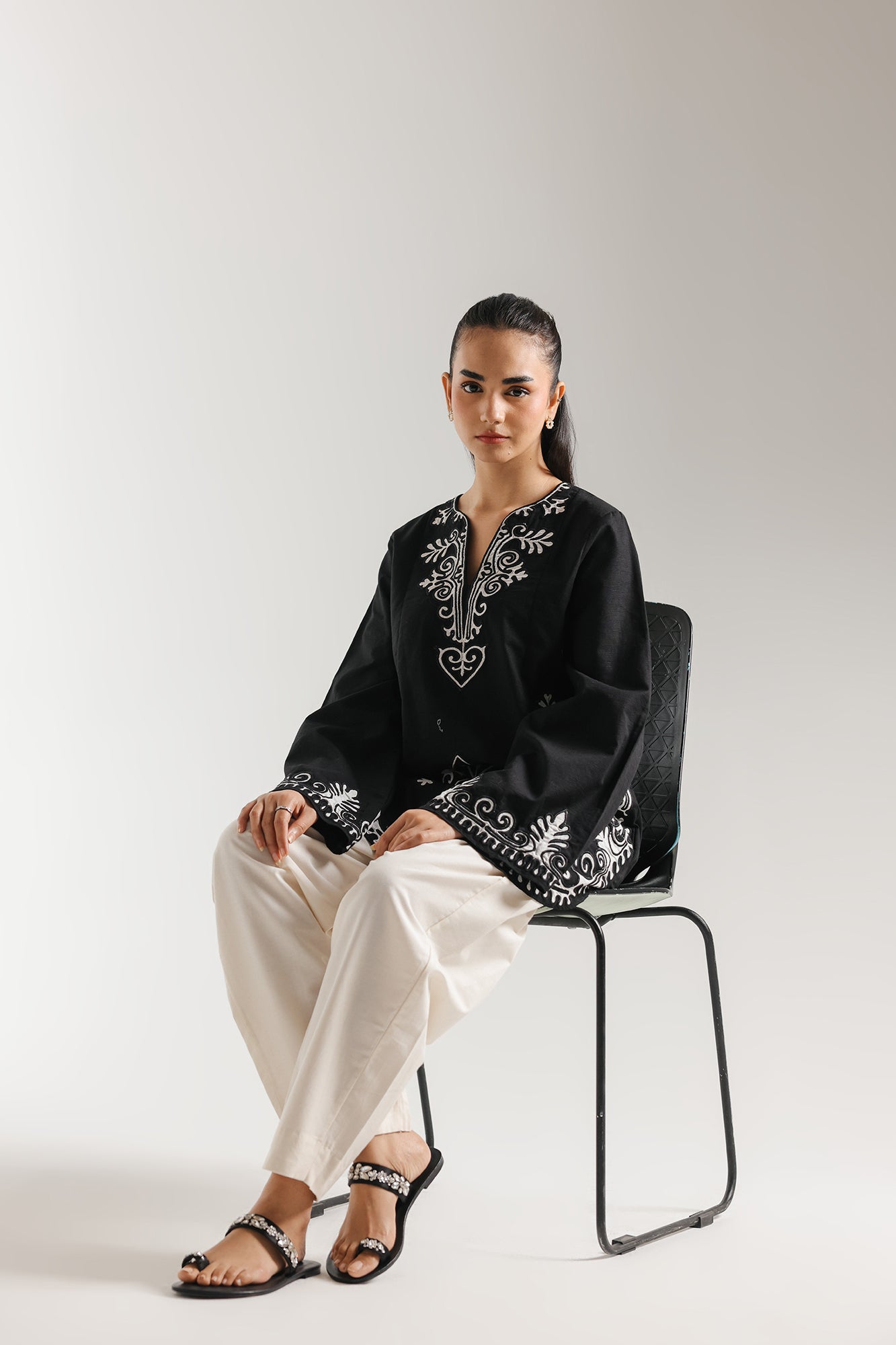 EMBROIDERED SUIT (E7041/102/901)