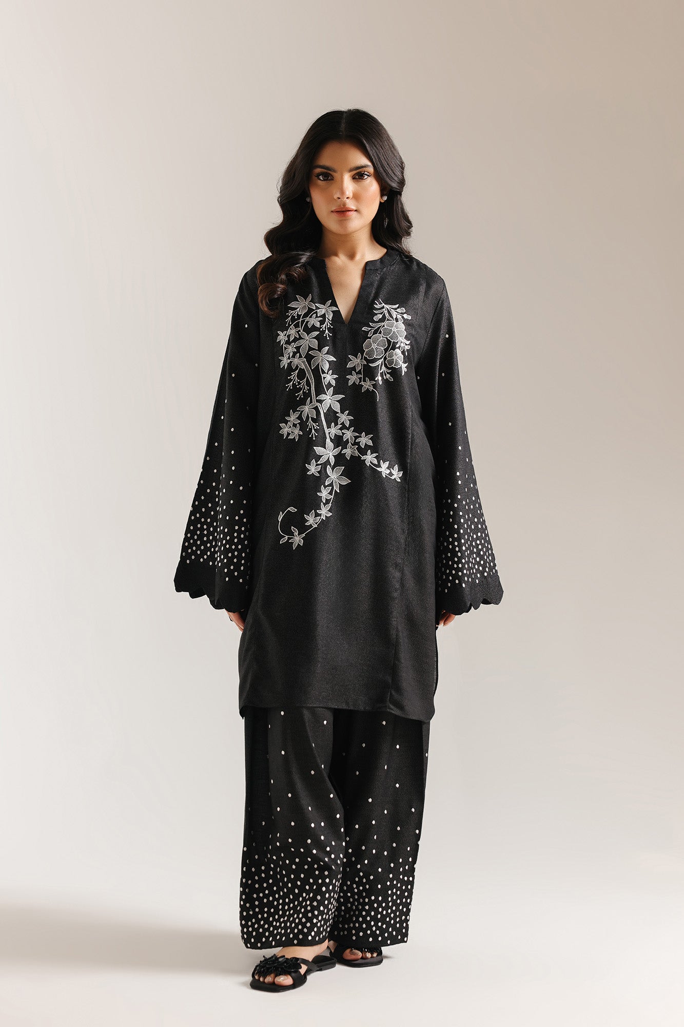 EMBROIDERED SUIT (E7047/102/902)