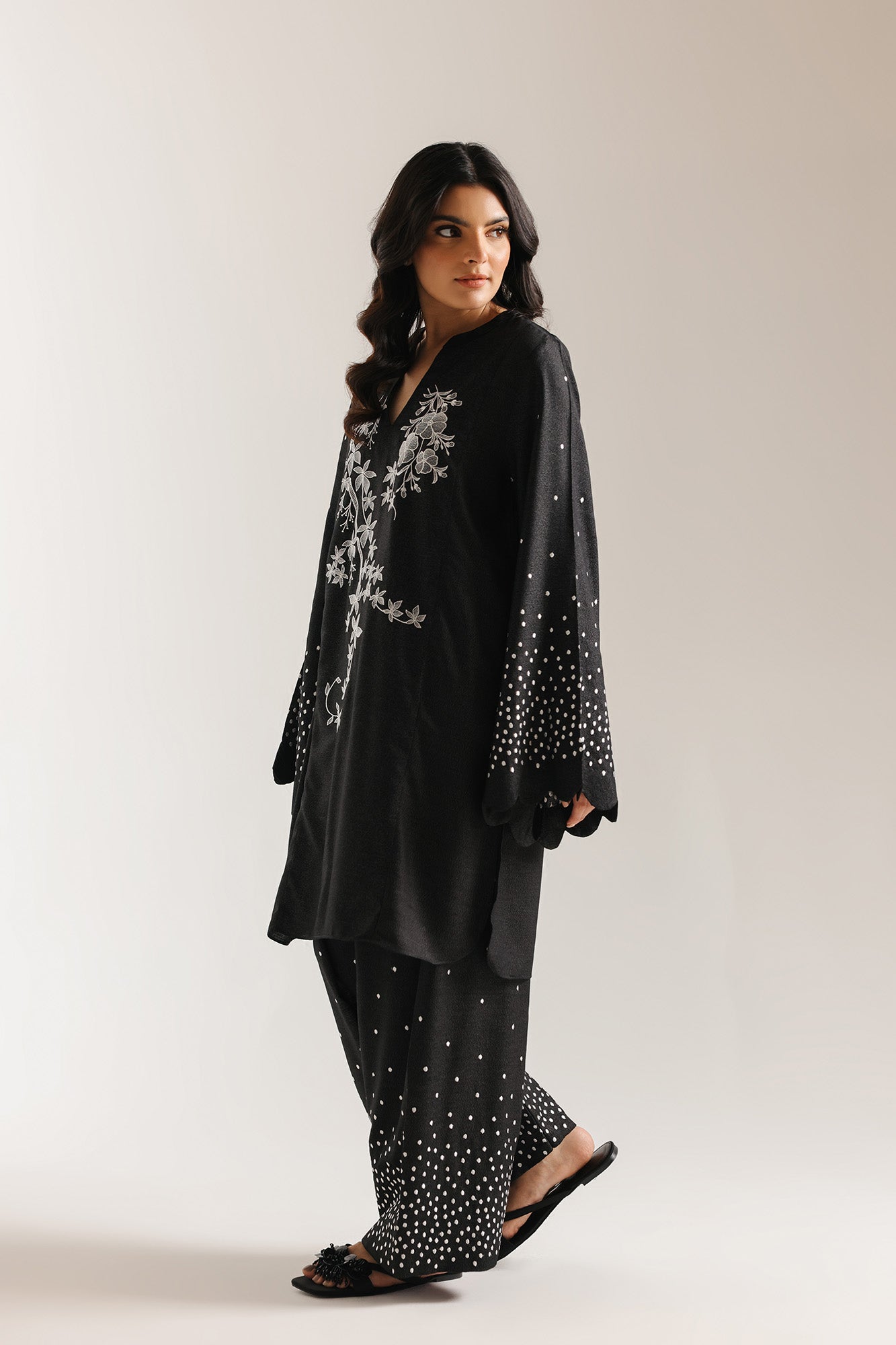 EMBROIDERED SUIT (E7047/102/902)