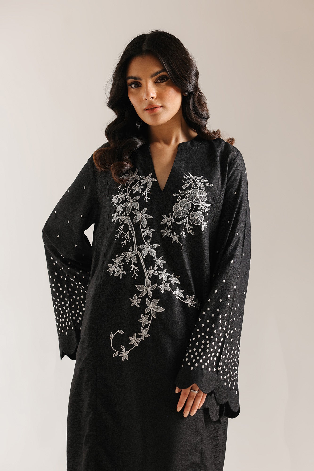 EMBROIDERED SUIT (E7047/102/902)