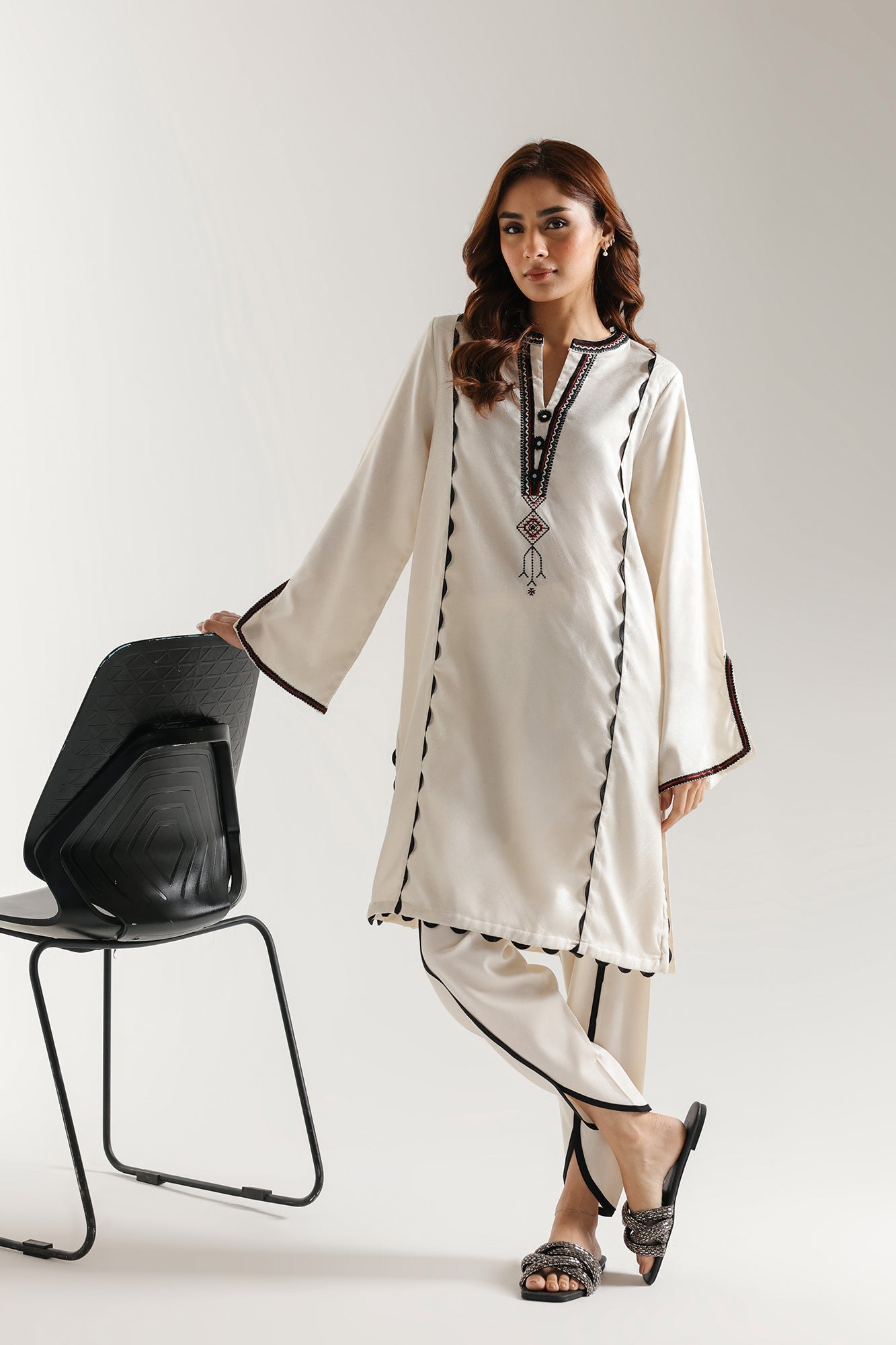 EMBROIDERED SUIT (E7218/102/002)