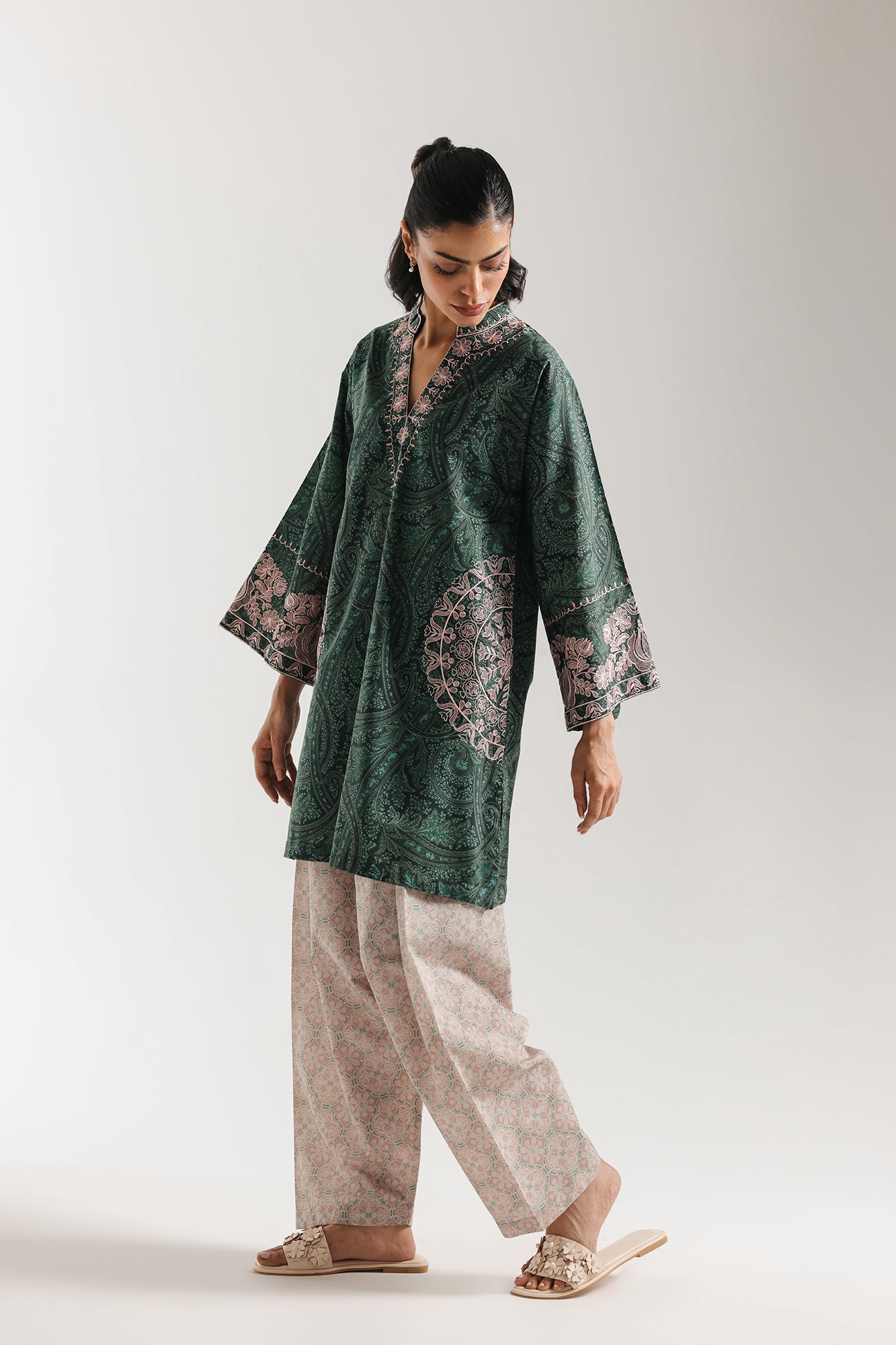 EMBROIDERED SUIT (E7530/102/707)