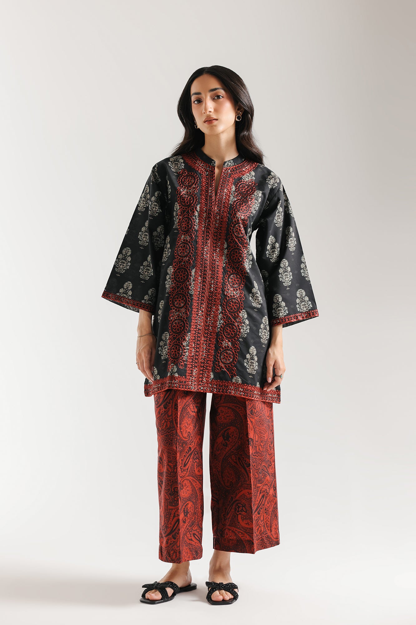 EMBROIDERED SUIT (E7532/102/902)