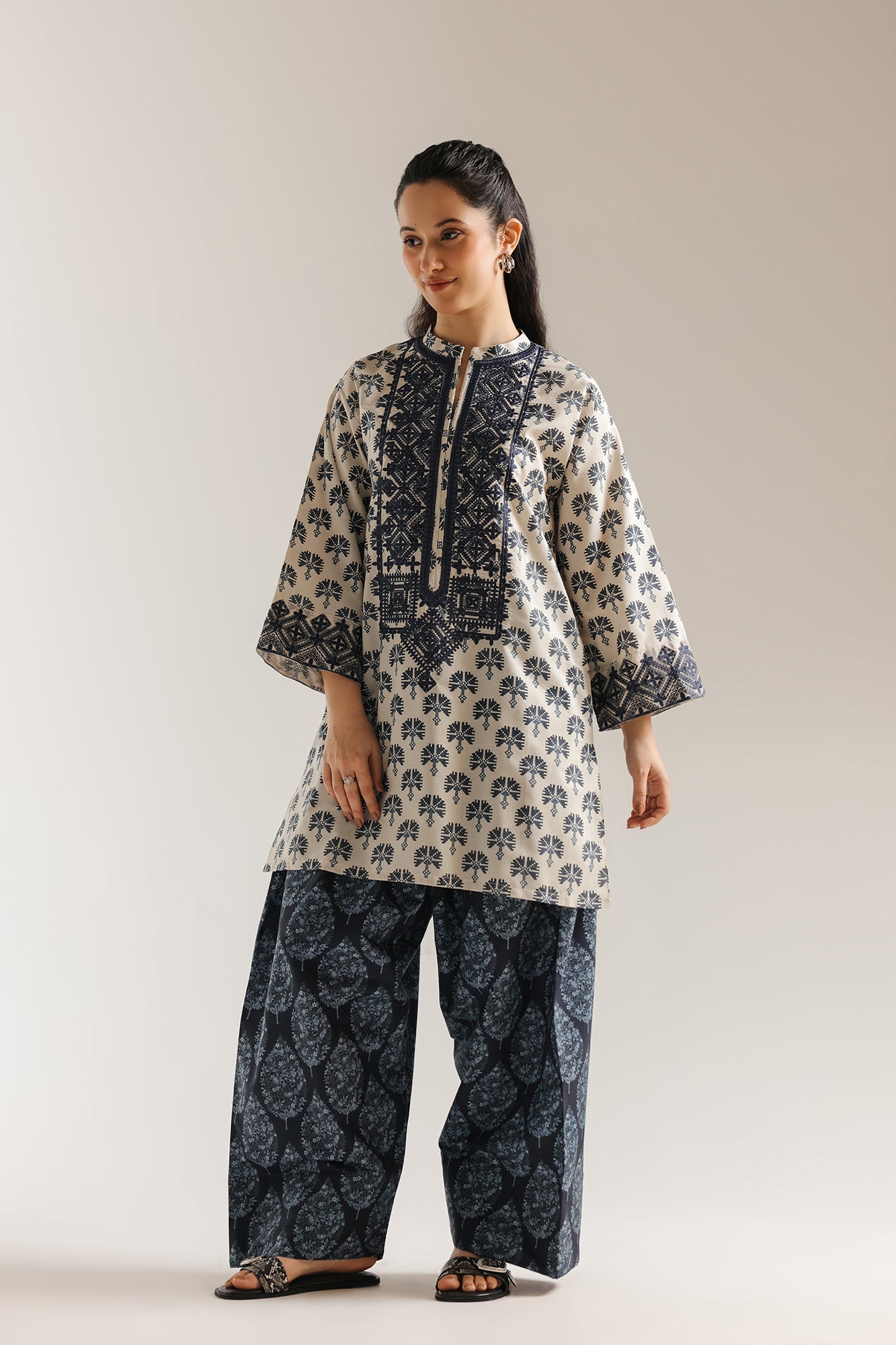 EMBROIDERED SUIT (E7533/102/002)