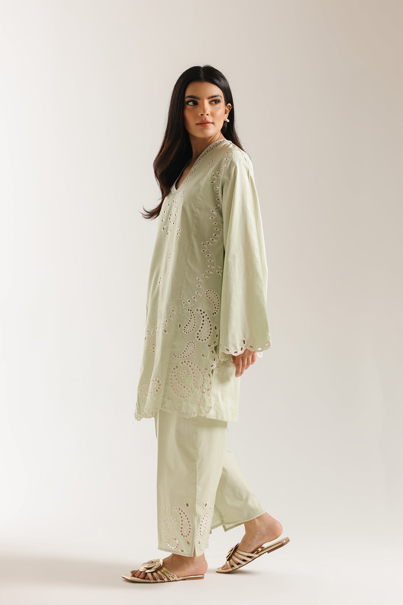 EMBROIDERED SUIT (E7576/102/130)