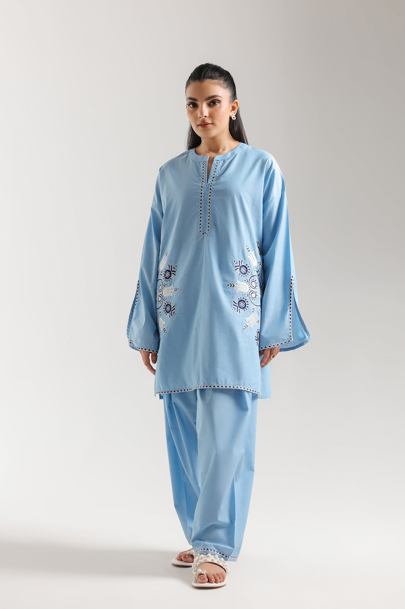 EMBROIDERED SUIT (E7610/102/630)