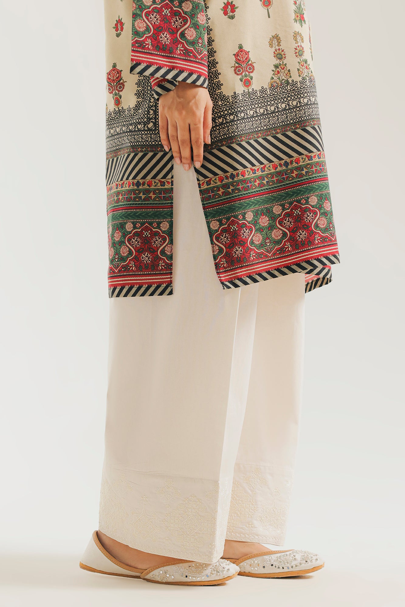 FARSHI SHALWAR (E7673/102/002)