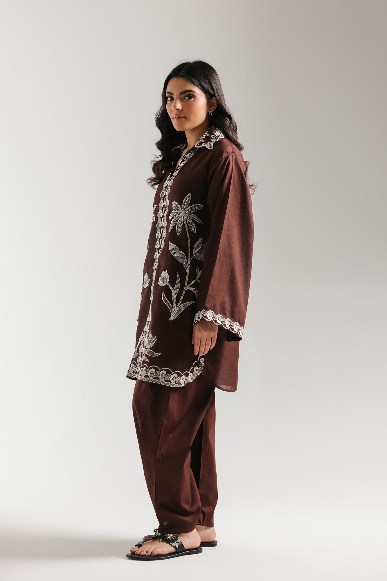 EMBROIDERED SUIT (E7696/102/302)