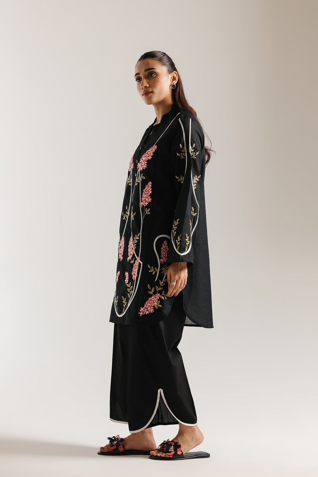 EMBROIDERED SUIT (E7698/102/901)