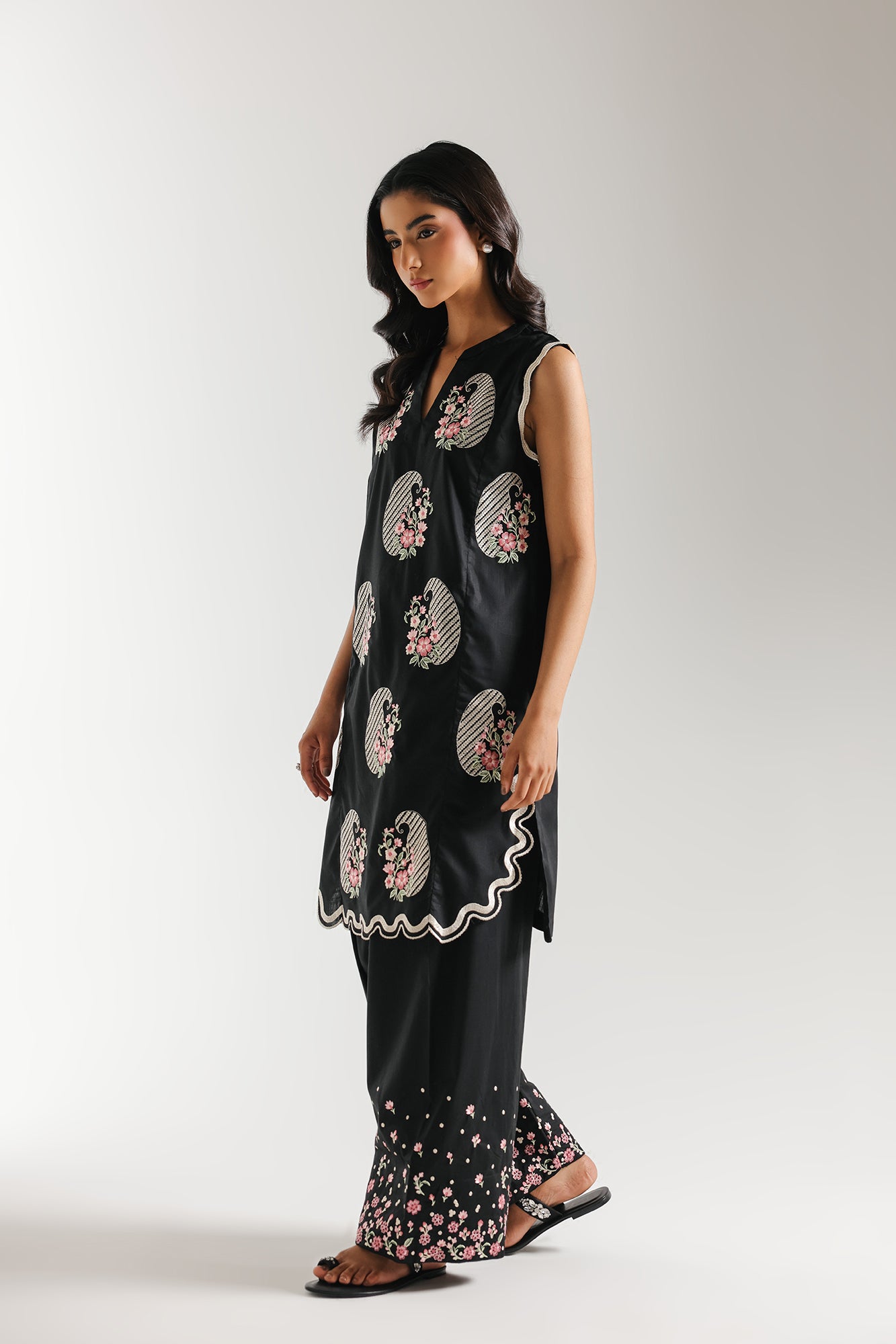 EMBROIDERED SUIT (E7706/102/902)