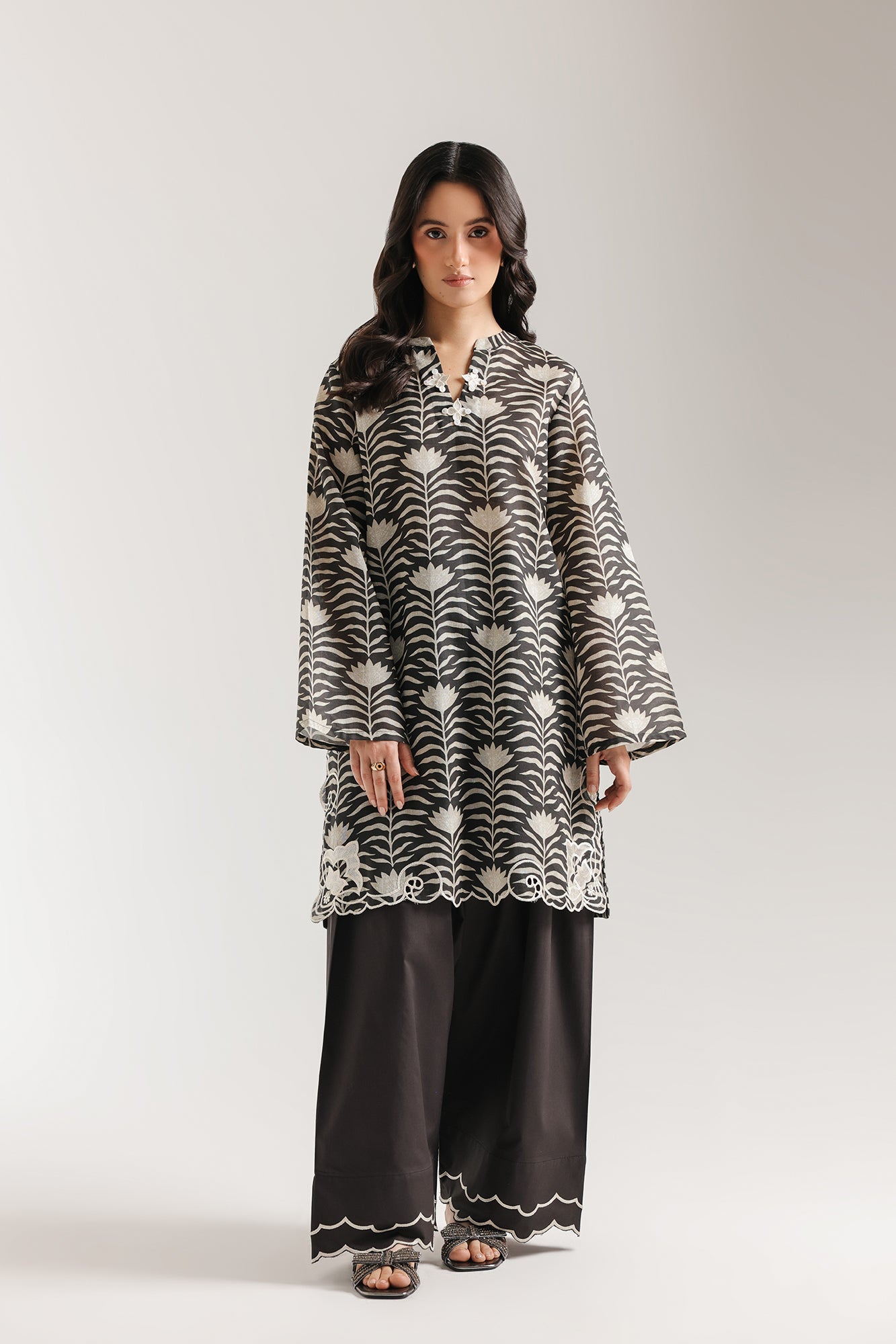 EMBROIDERED SUIT (E7739/102/902)