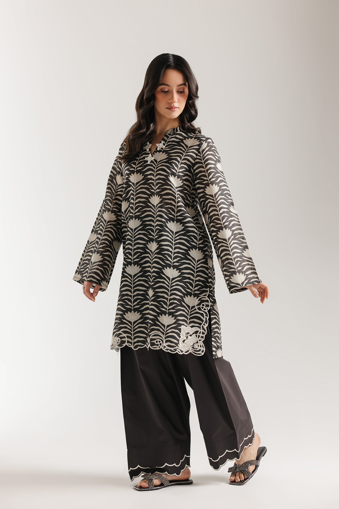 EMBROIDERED SUIT (E7739/102/902)