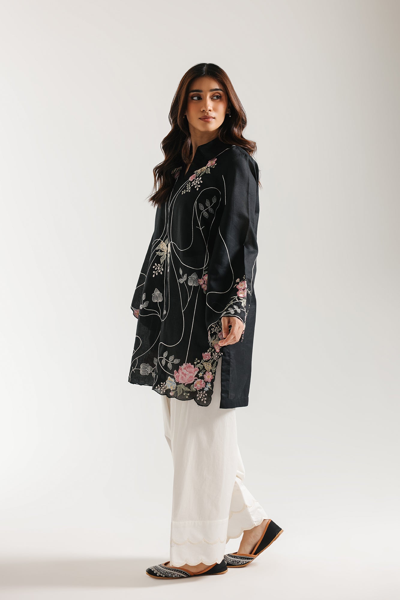 EMBROIDERED SUIT (E7745/102/902)