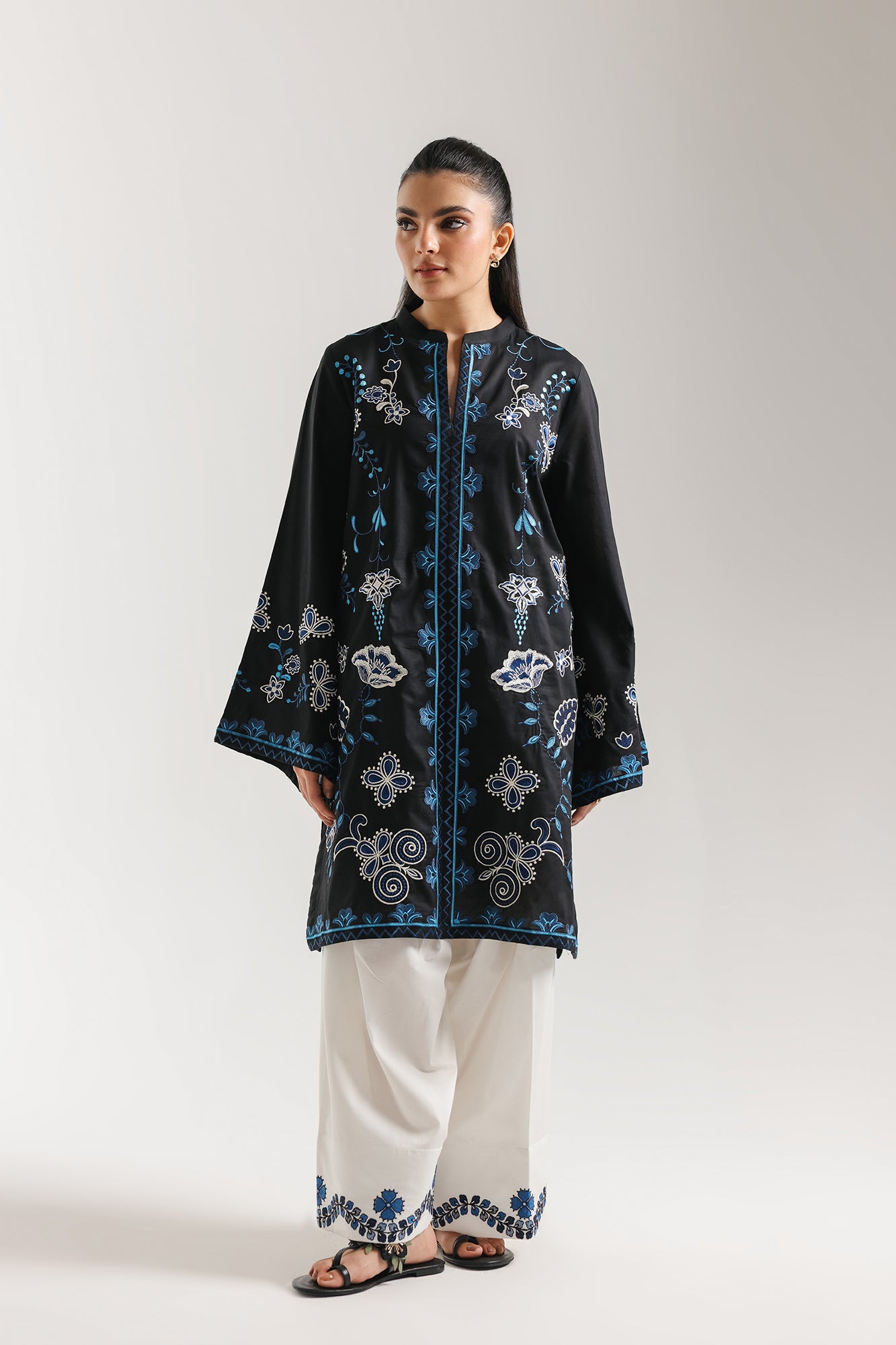 EMBROIDERED SUIT (E7752/102/902)